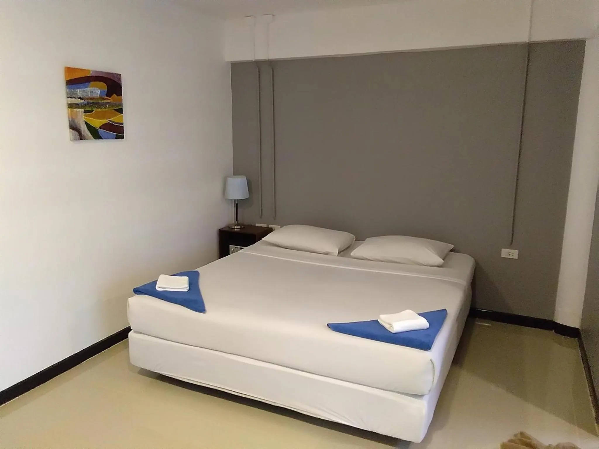 Photo of the whole room, Bed in Phi Phi Inn
