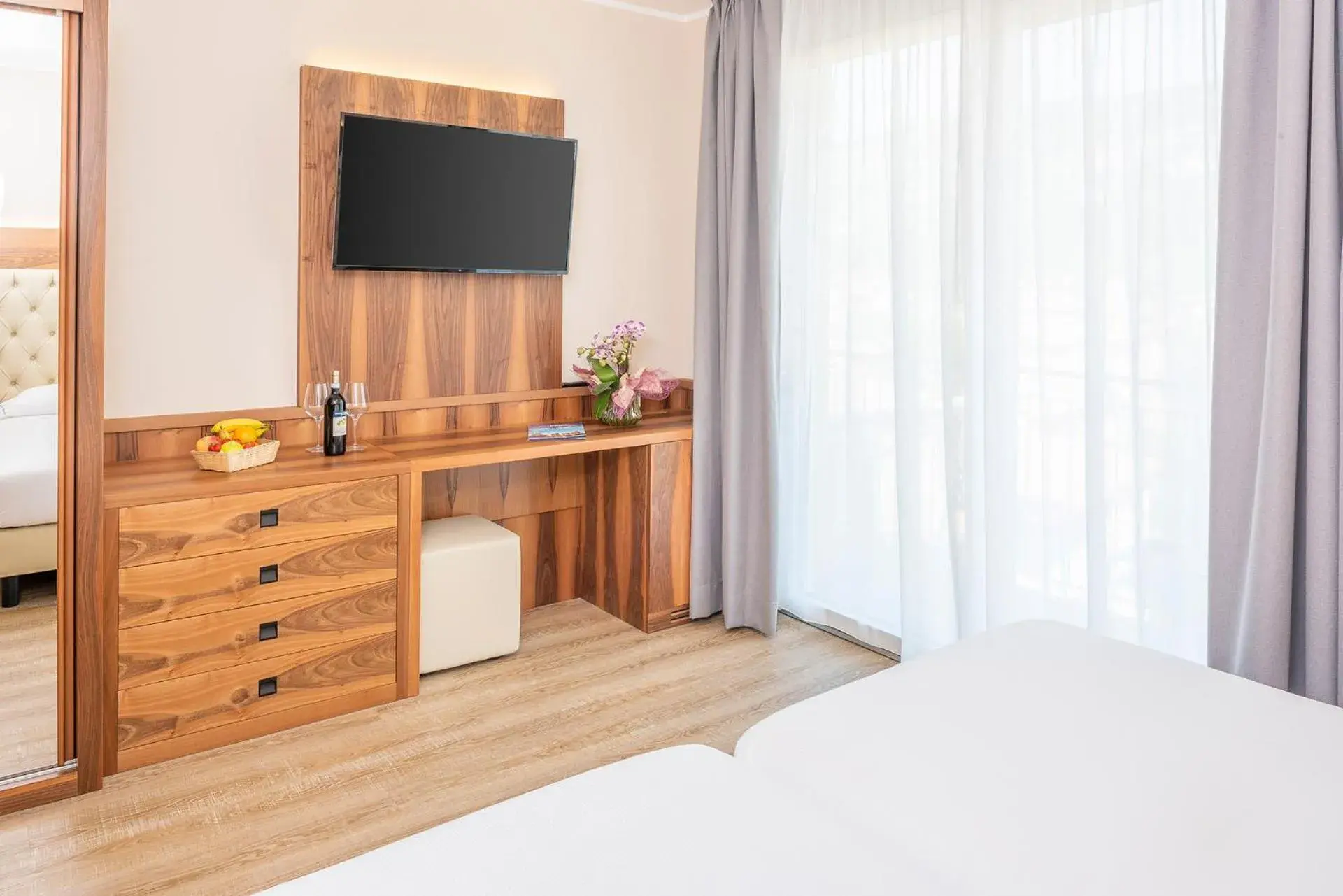 Bed, TV/Entertainment Center in Hotel Centrale