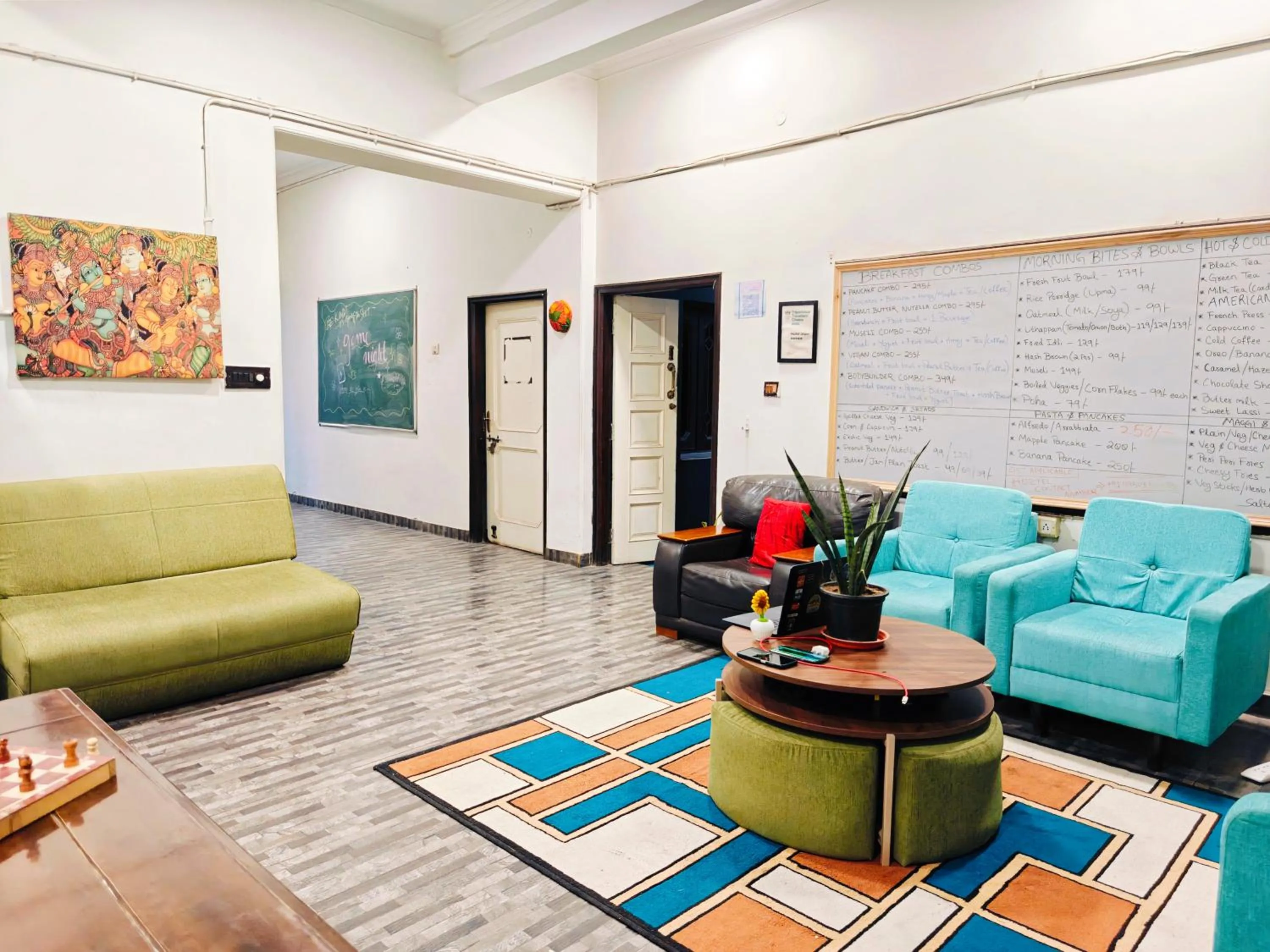 Communal lounge/ TV room in Hoztel Jaipur