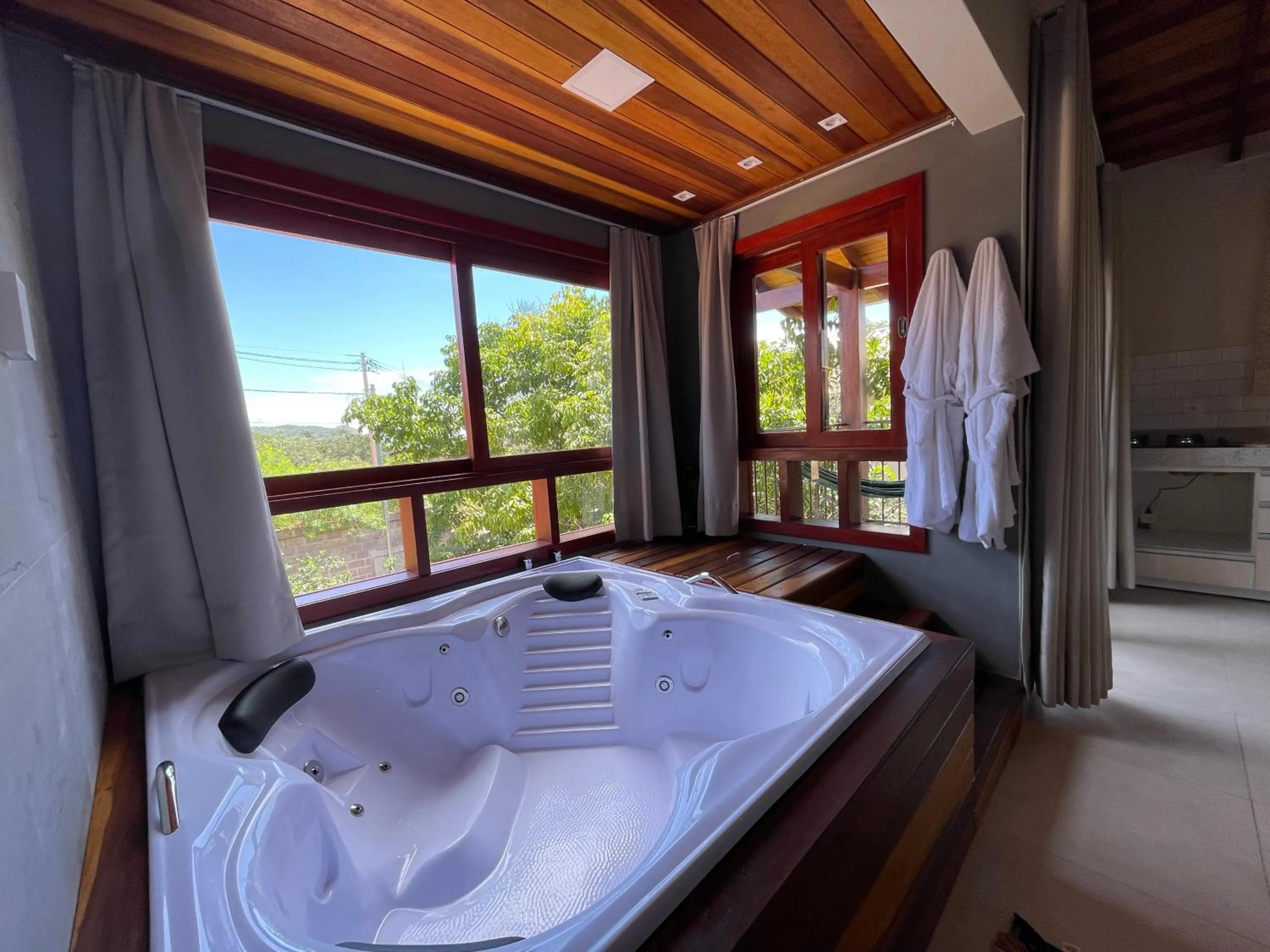 Chalé Superior com Cama Queen, Ar-Condicionado, Banheira de Hidromassagem e Varanda Vista do Jardim in Chalés Recanto Paraíso