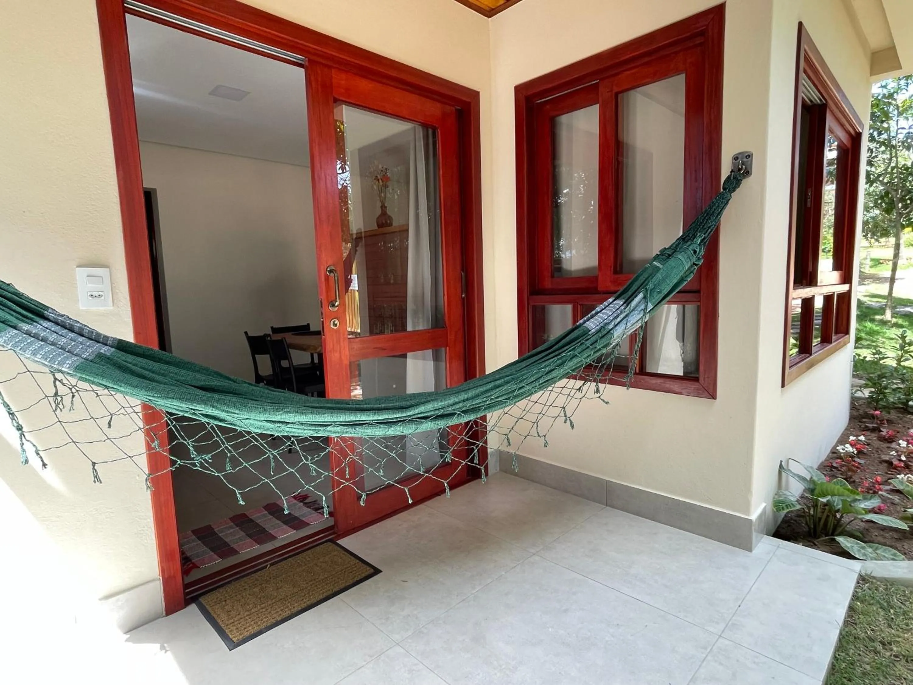 Chalé Térreo com Cama Queen, Ar-Condicionado e Varanda com Vista do Jardim in Chalés Recanto Paraíso