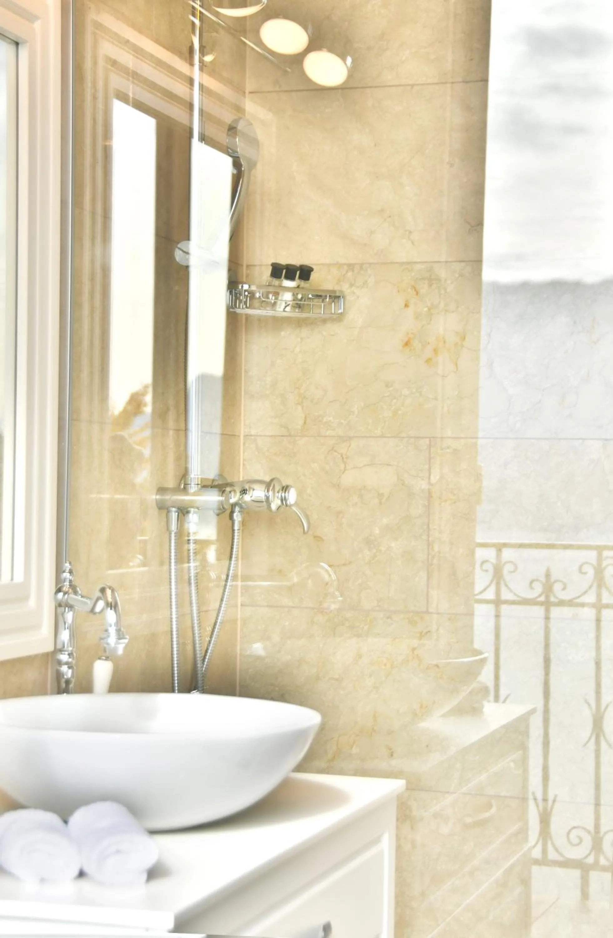 Shower in Baron Tavernier Hotel Restaurant & SPA