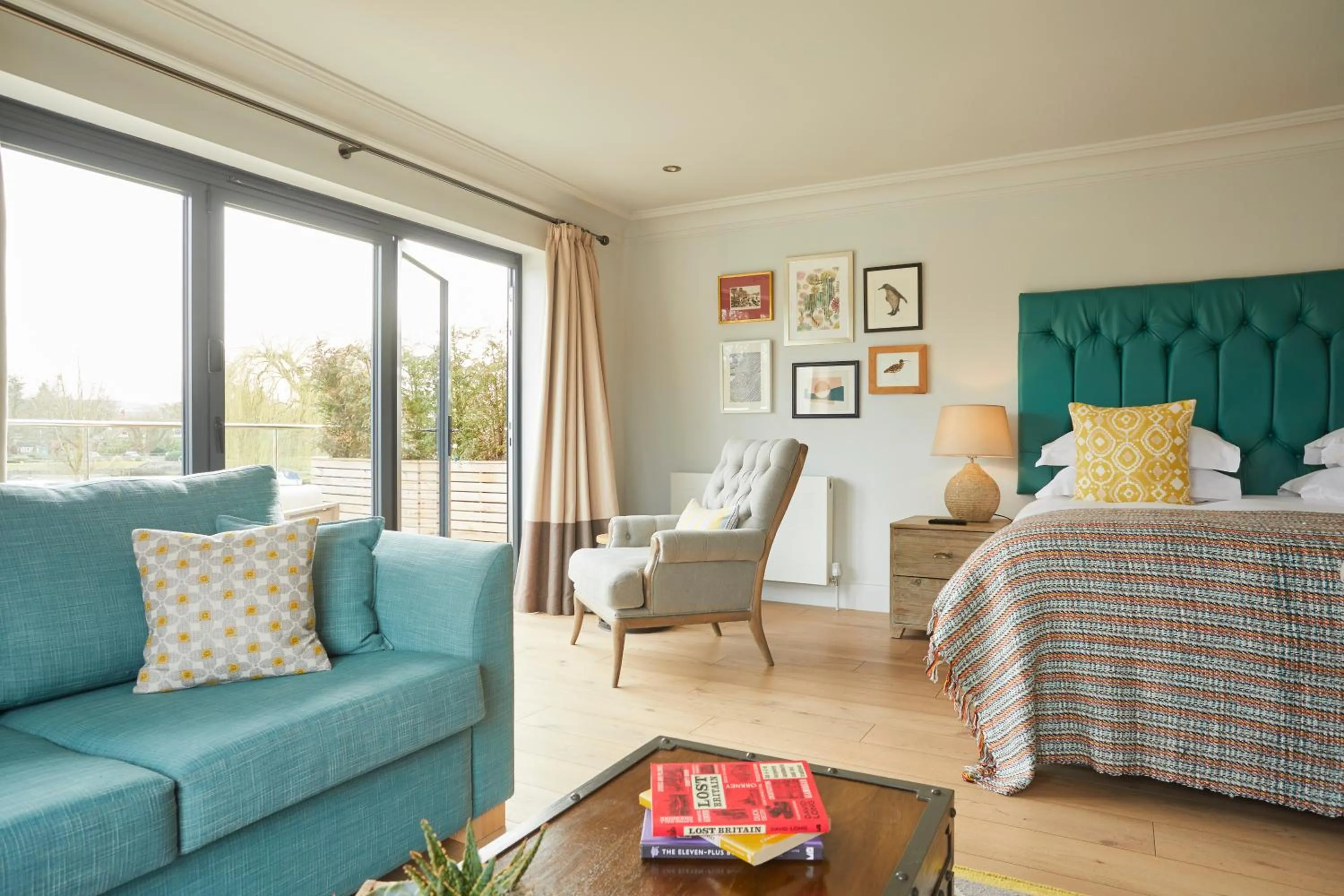 Seating area, Bed in The Swan, Streatley, Berkshire