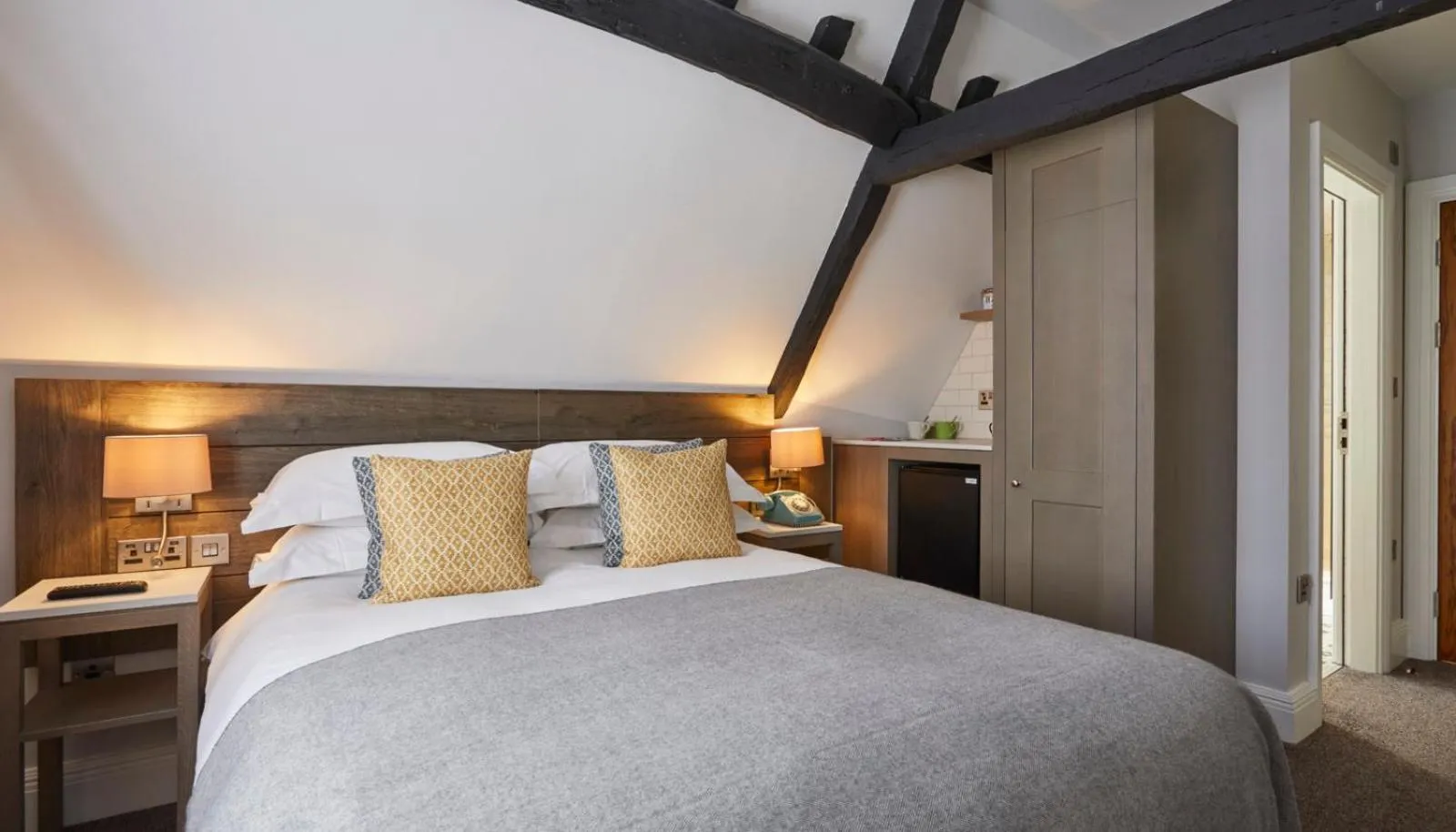 Bedroom, Bed in The Swan, Streatley, Berkshire