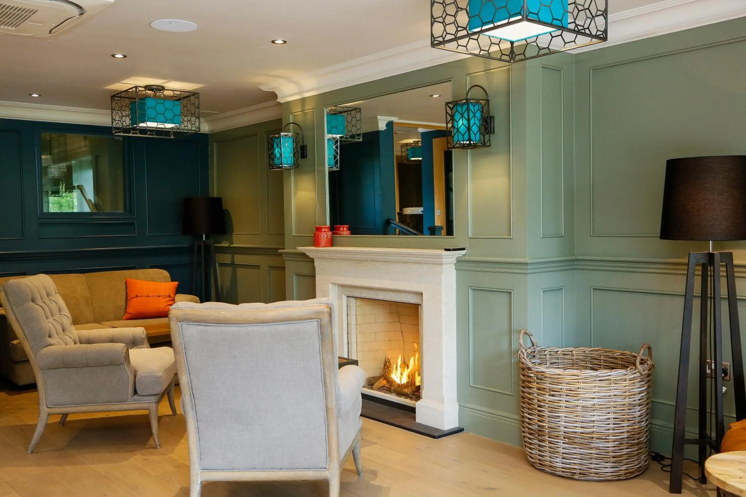 Lounge or bar in The Swan, Streatley, Berkshire