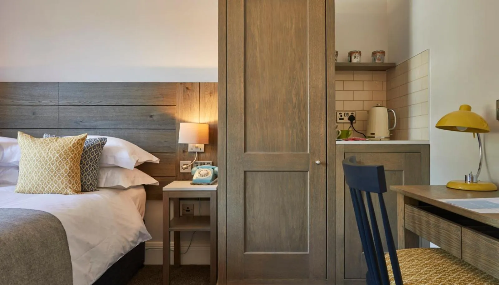 Coffee/tea facilities, Bed in The Swan, Streatley, Berkshire