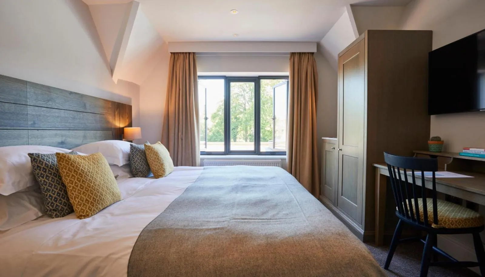 Bedroom, Bed in The Swan, Streatley, Berkshire