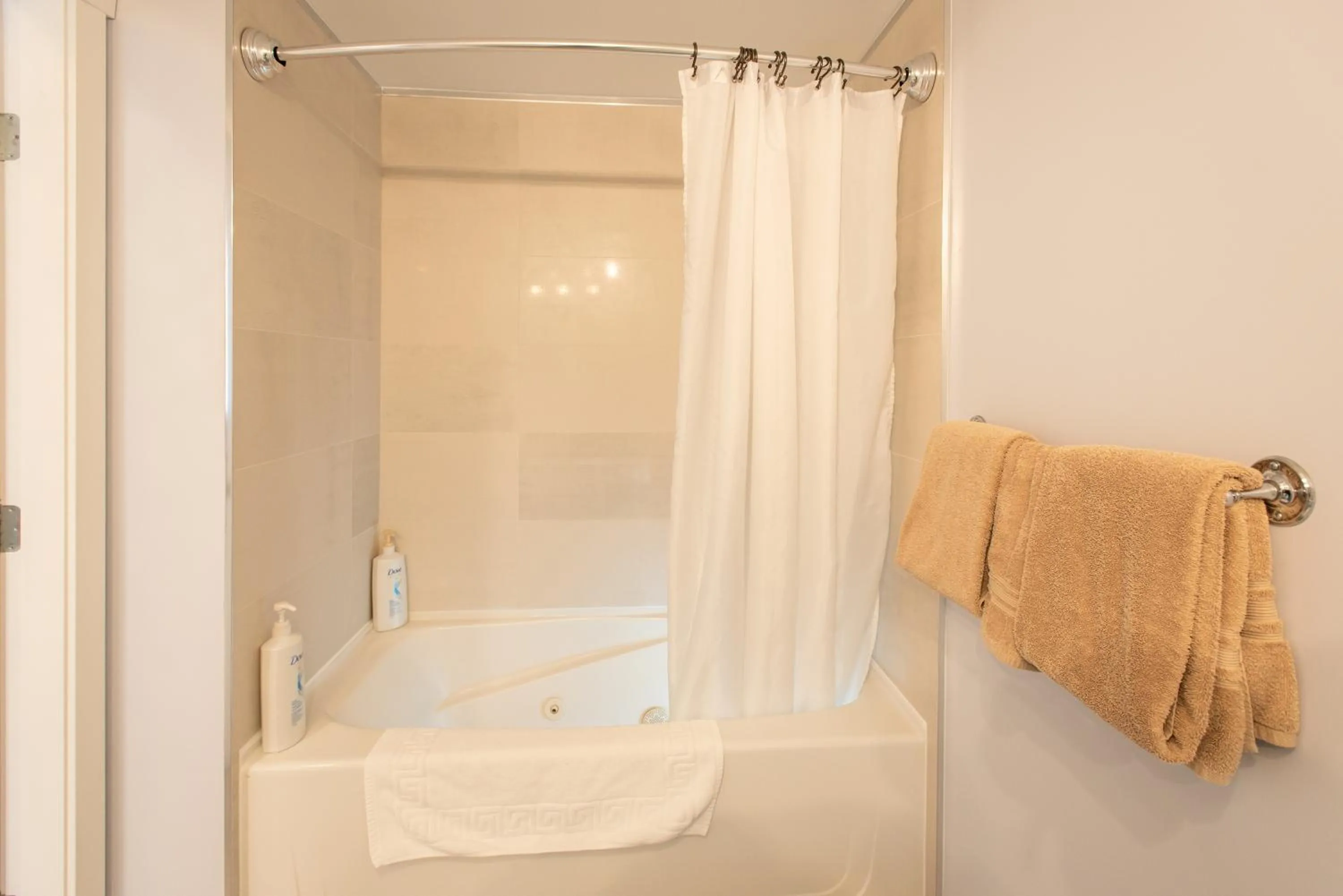 Alpenglow Lodge by Bill