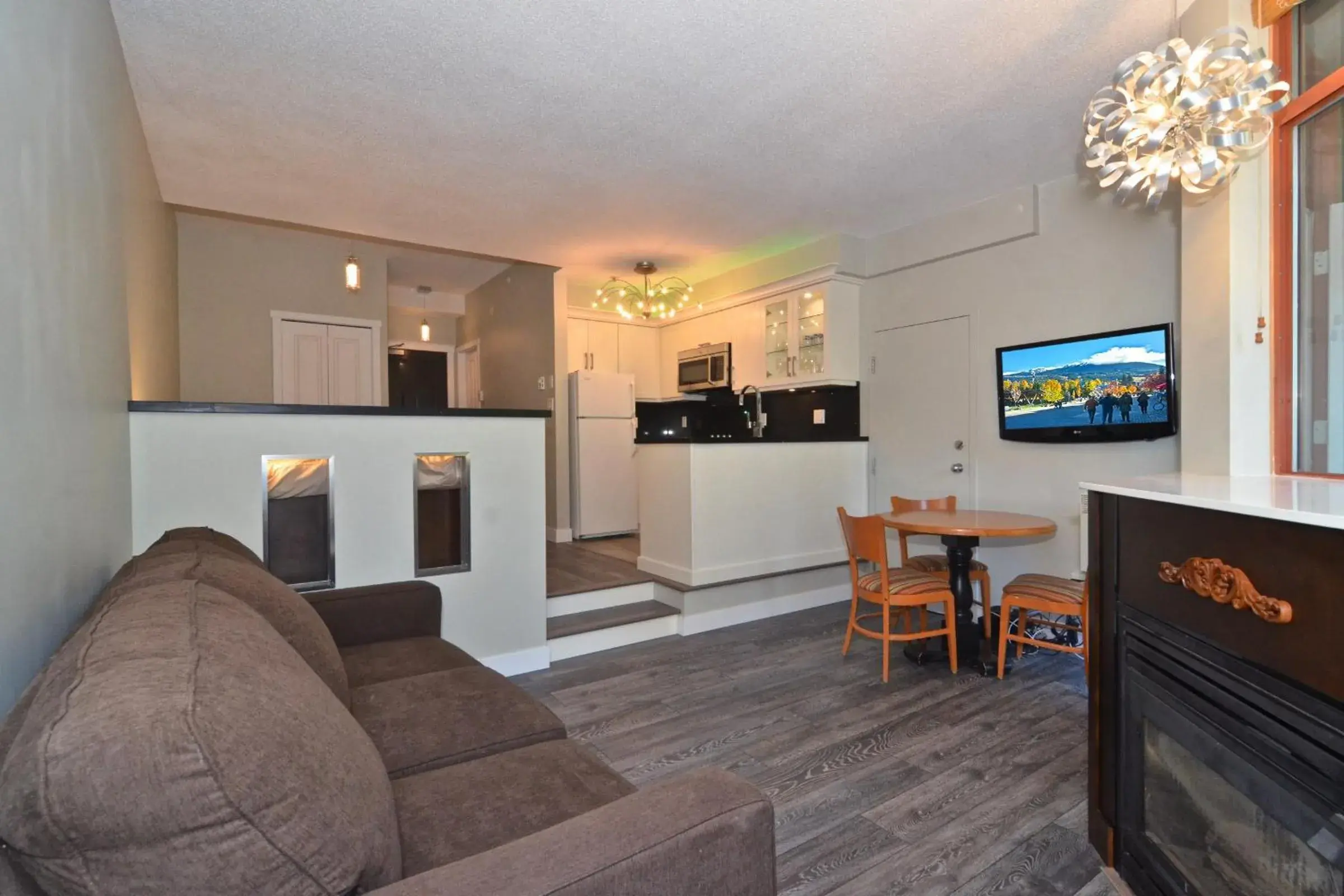 Deluxe Queen Studio in Alpenglow Lodge by Bill Deluxe Queen Studio in Alpenglow Lodge by Bill