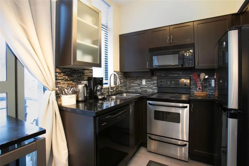 Kitchen or kitchenette in Alpenglow Lodge by Bill