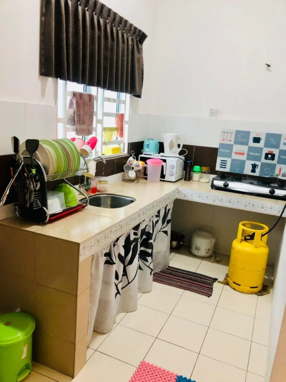 Kitchen or kitchenette in Homestay Cahaya 1 Seri Iskandar