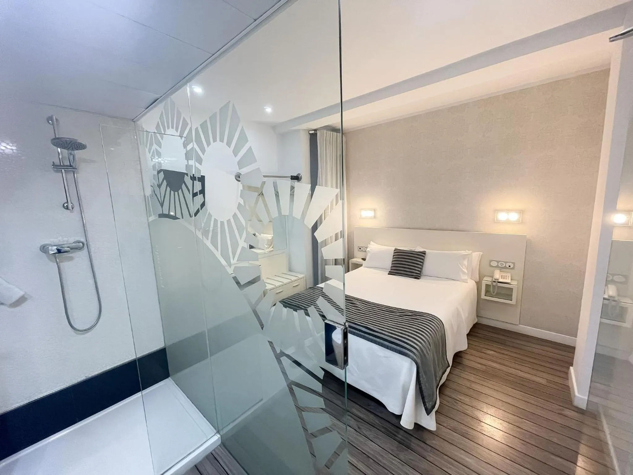 Photo of the whole room, Bed in La Boutique Puerta Osario