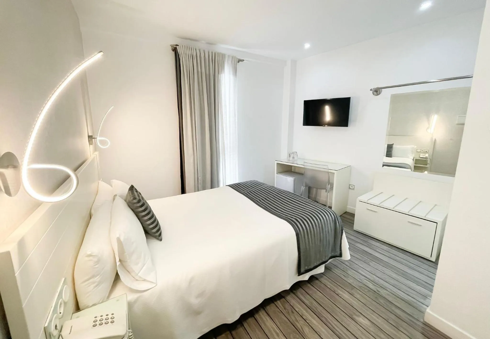 Photo of the whole room, Bed in La Boutique Puerta Osario