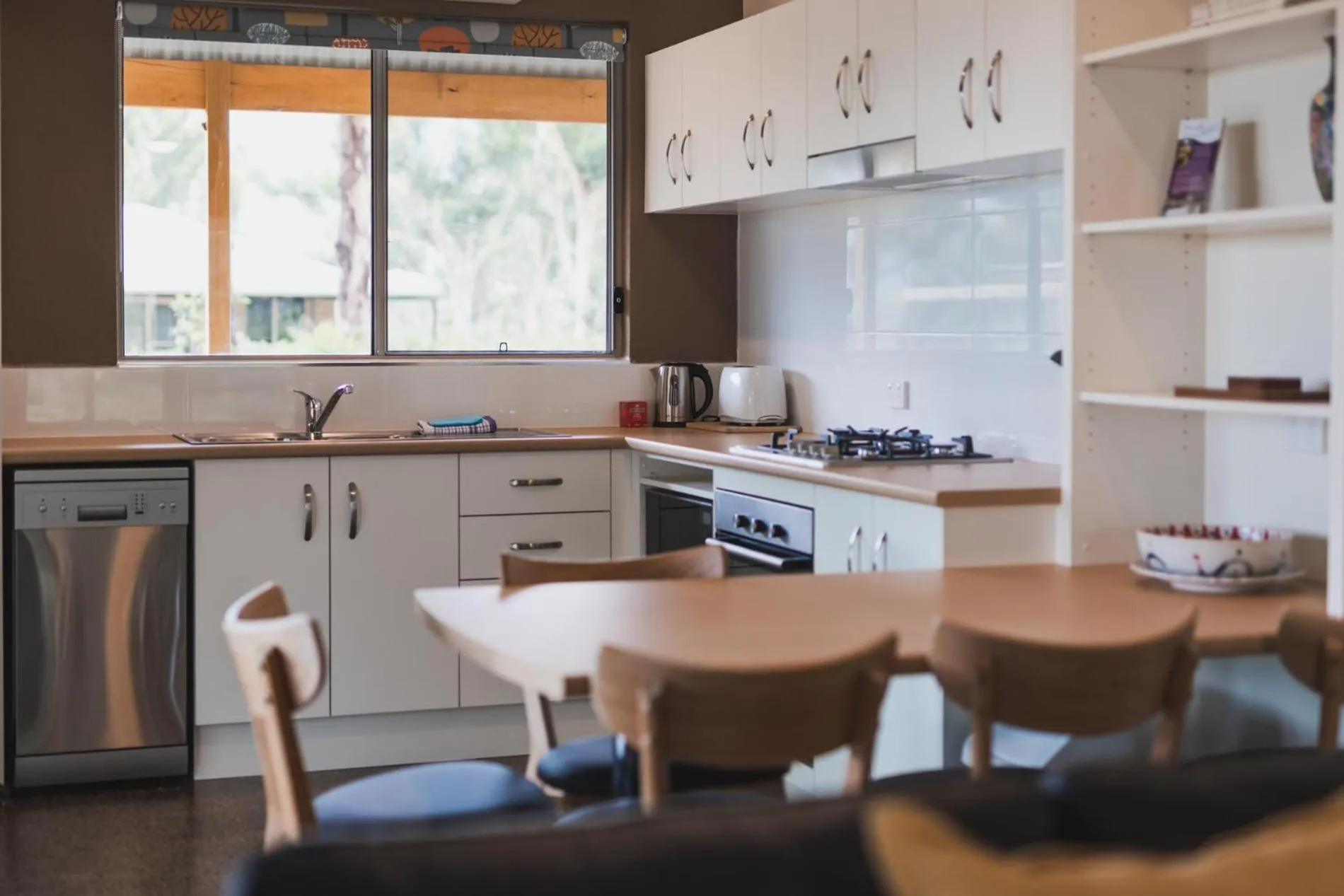 Kitchen or kitchenette in Banksia Park Cottages