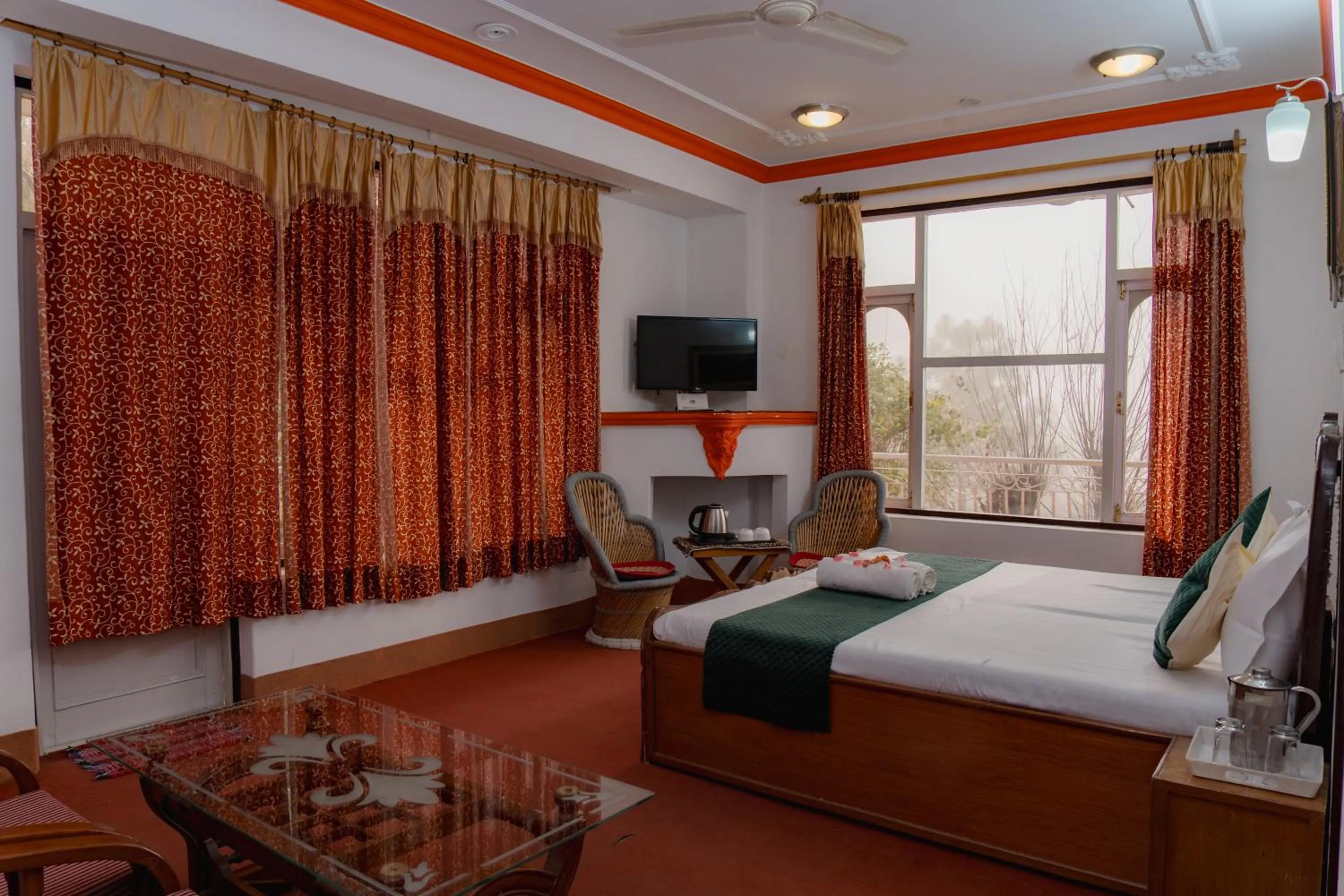 Living room, Bed in Hotel Victoriya Palace,Mcleod Ganj