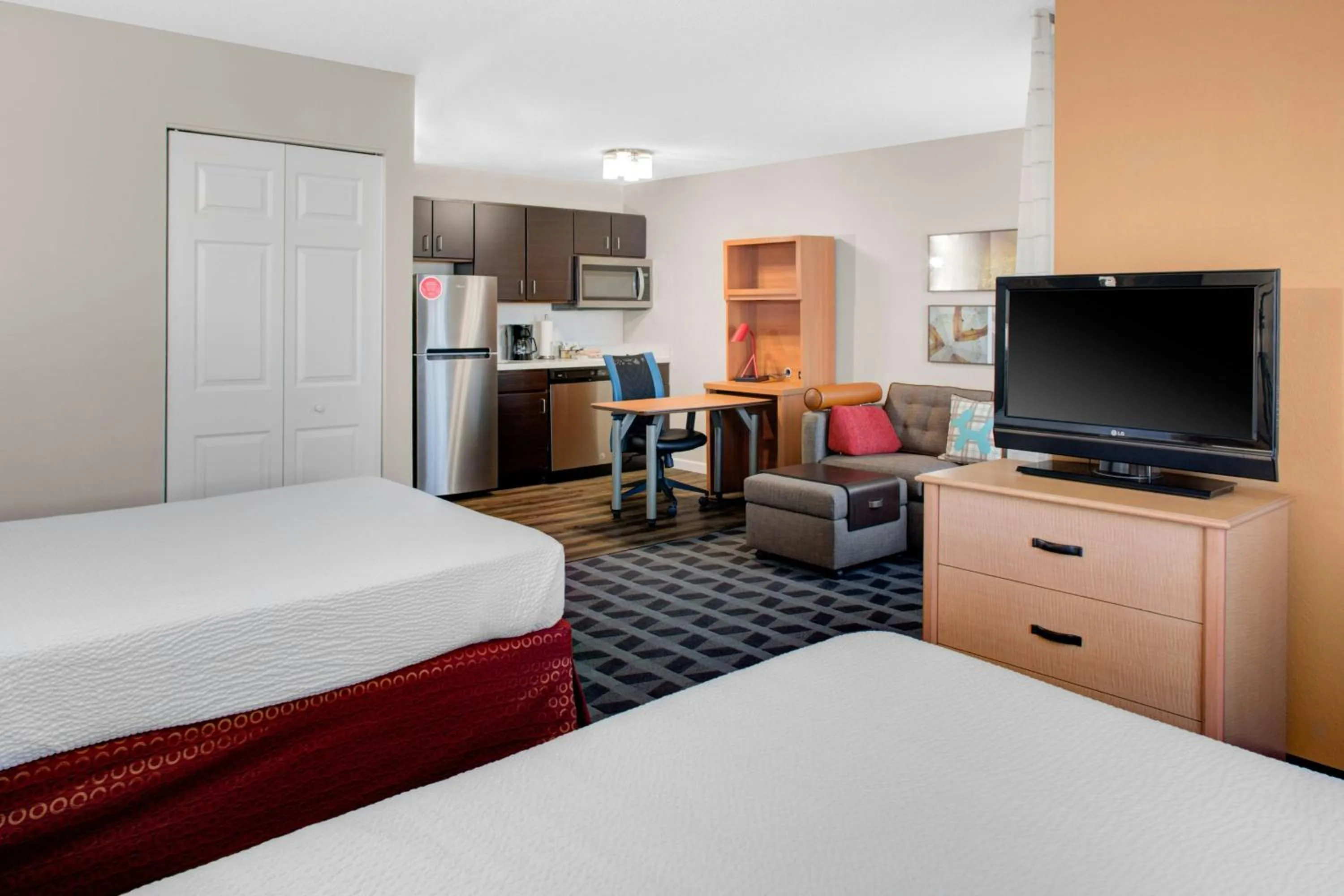 Kitchen or kitchenette, Bed in TownePlace Suites Wichita East