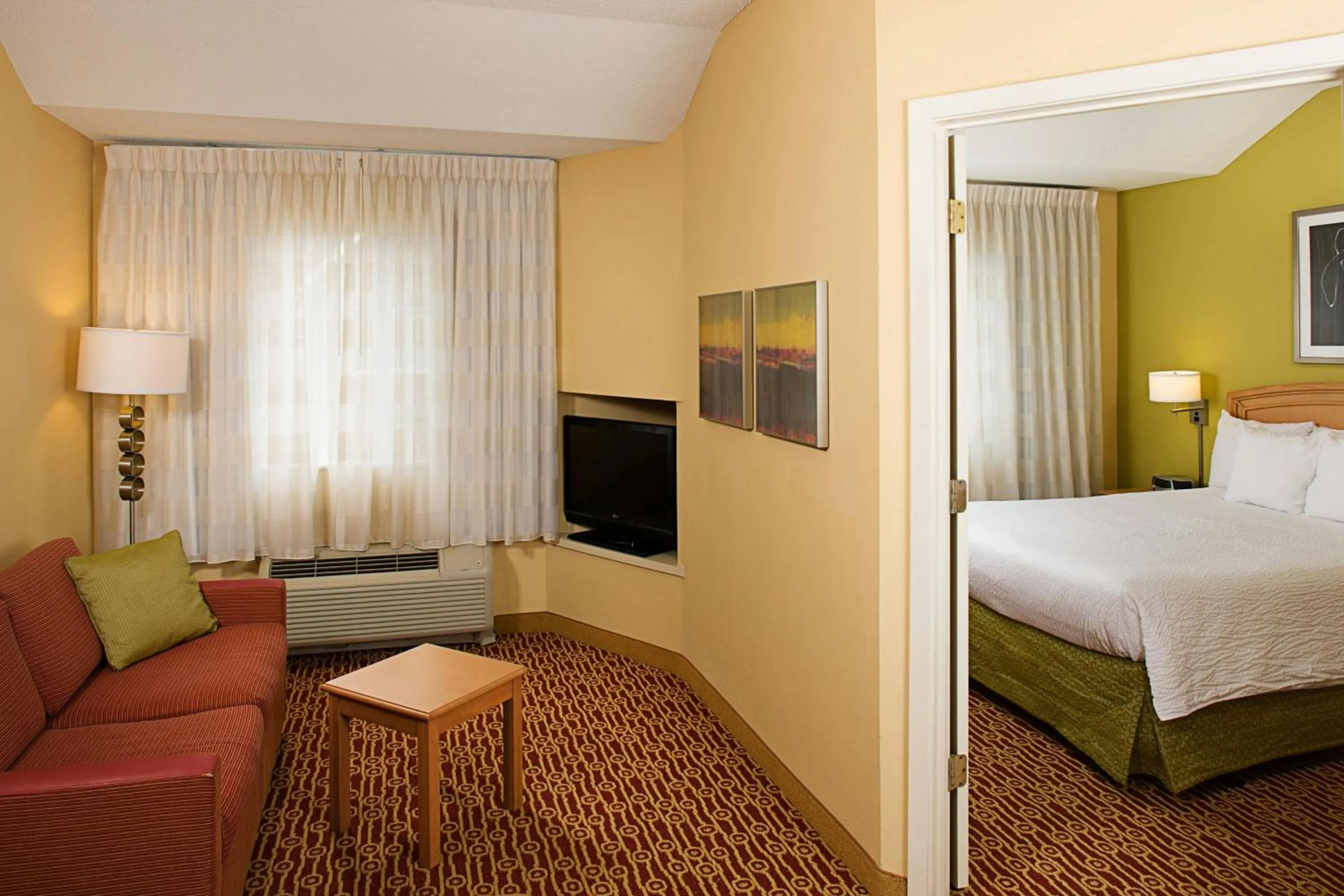 Living room, Bed in TownePlace Suites Wichita East