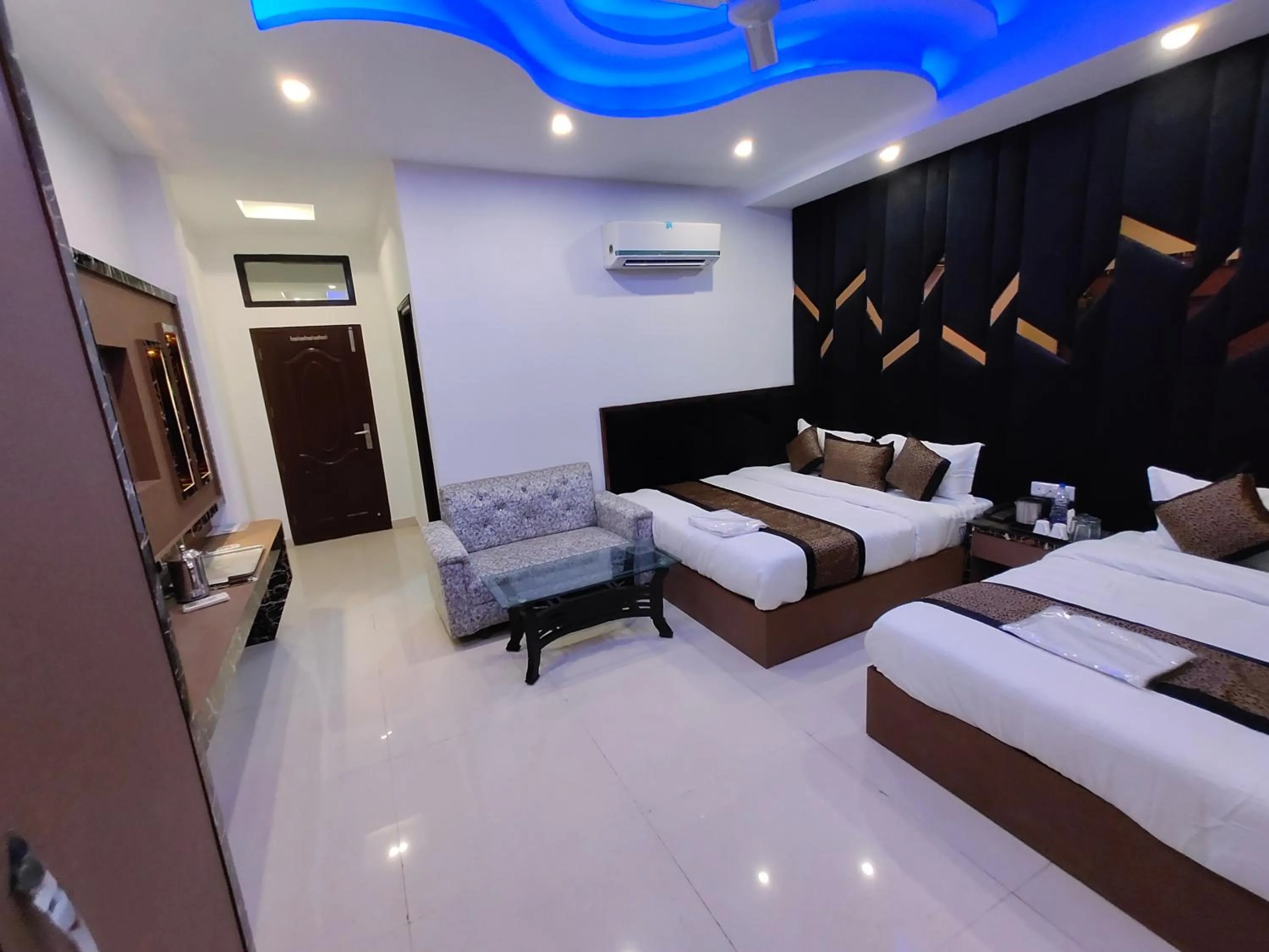 Photo of the whole room, Bed in Hotel 51