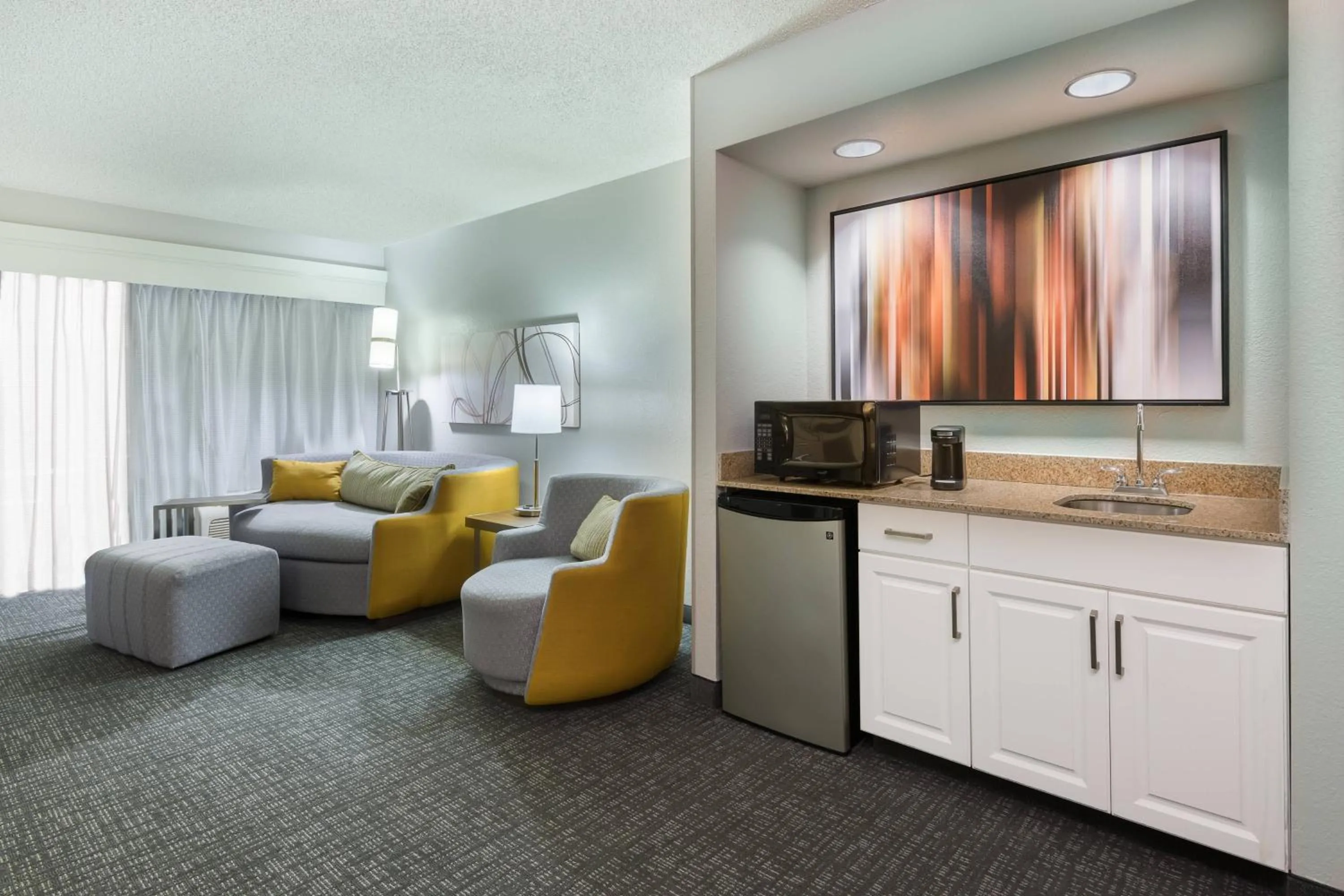 Living room in Courtyard by Marriott Wilmington/Wrightsville Beach