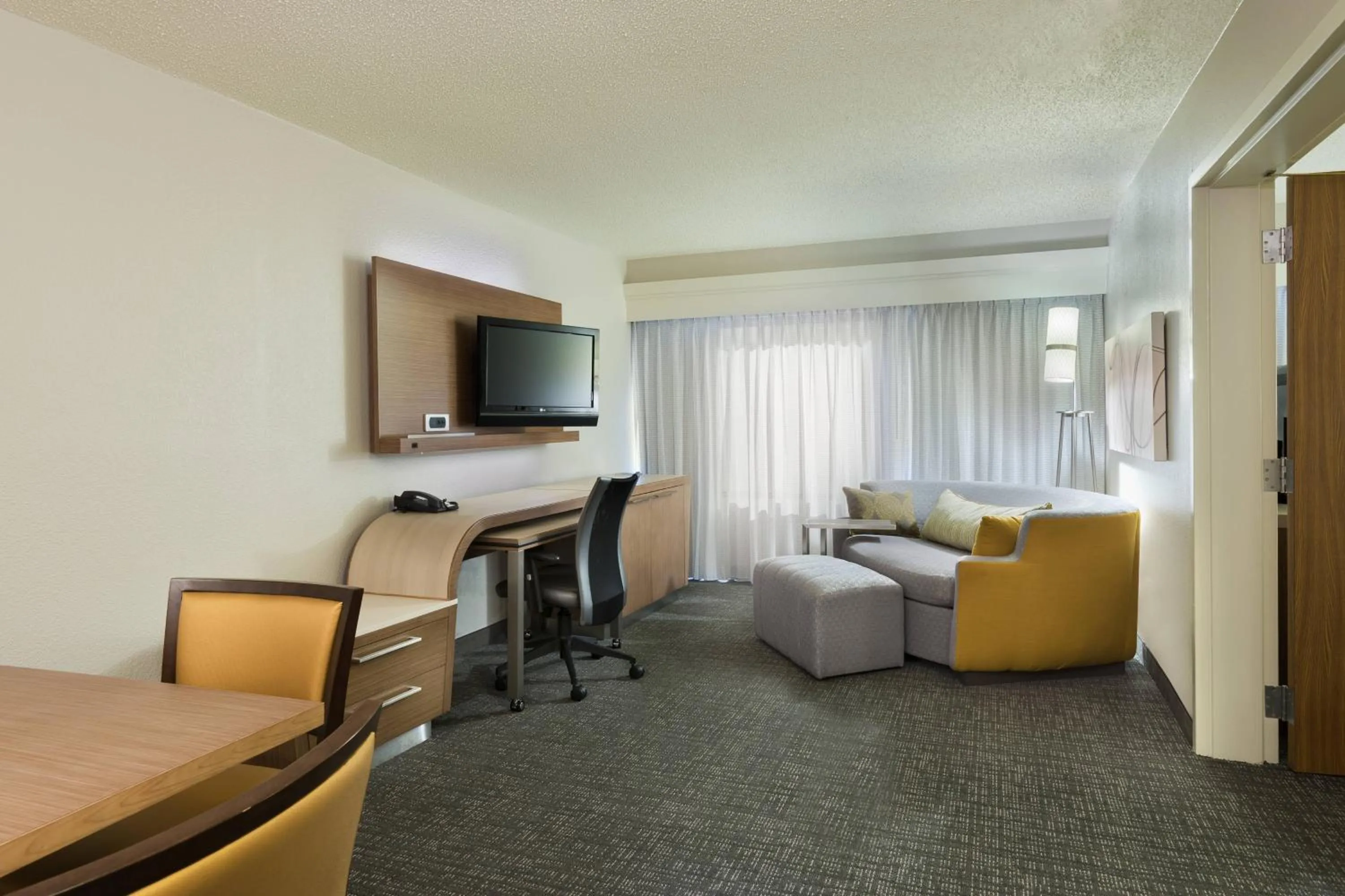 Living room, Bed in Courtyard by Marriott Wilmington/Wrightsville Beach