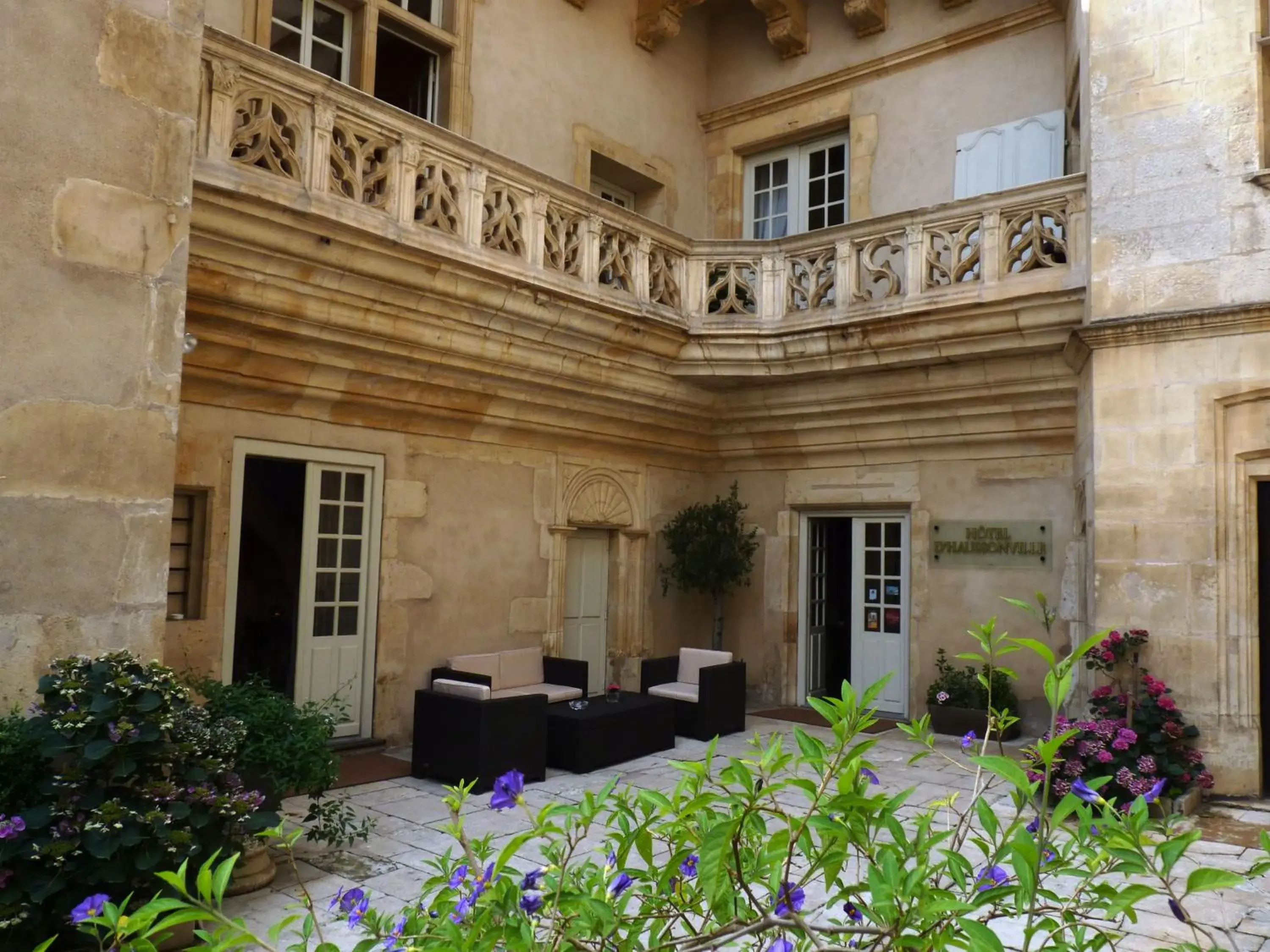 Facade/entrance in Hotel D'haussonville Facade/entrance in Hotel D'haussonville