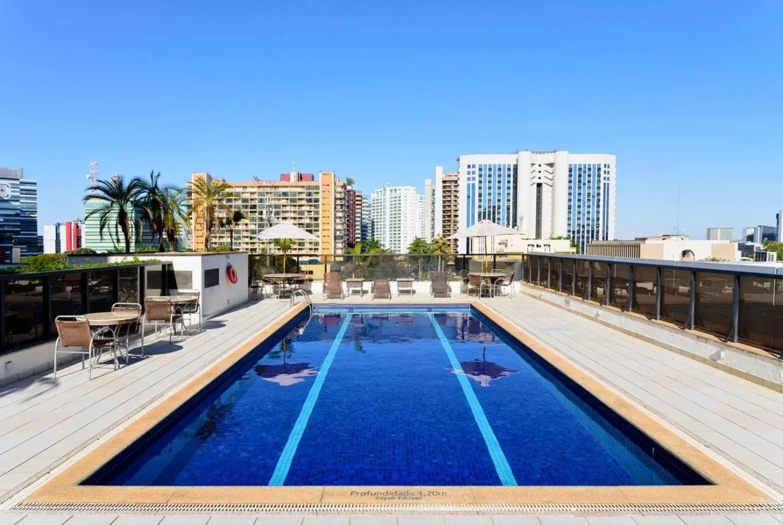 Swimming pool in Comfort Suites Brasília Swimming pool in Comfort Suites Brasília