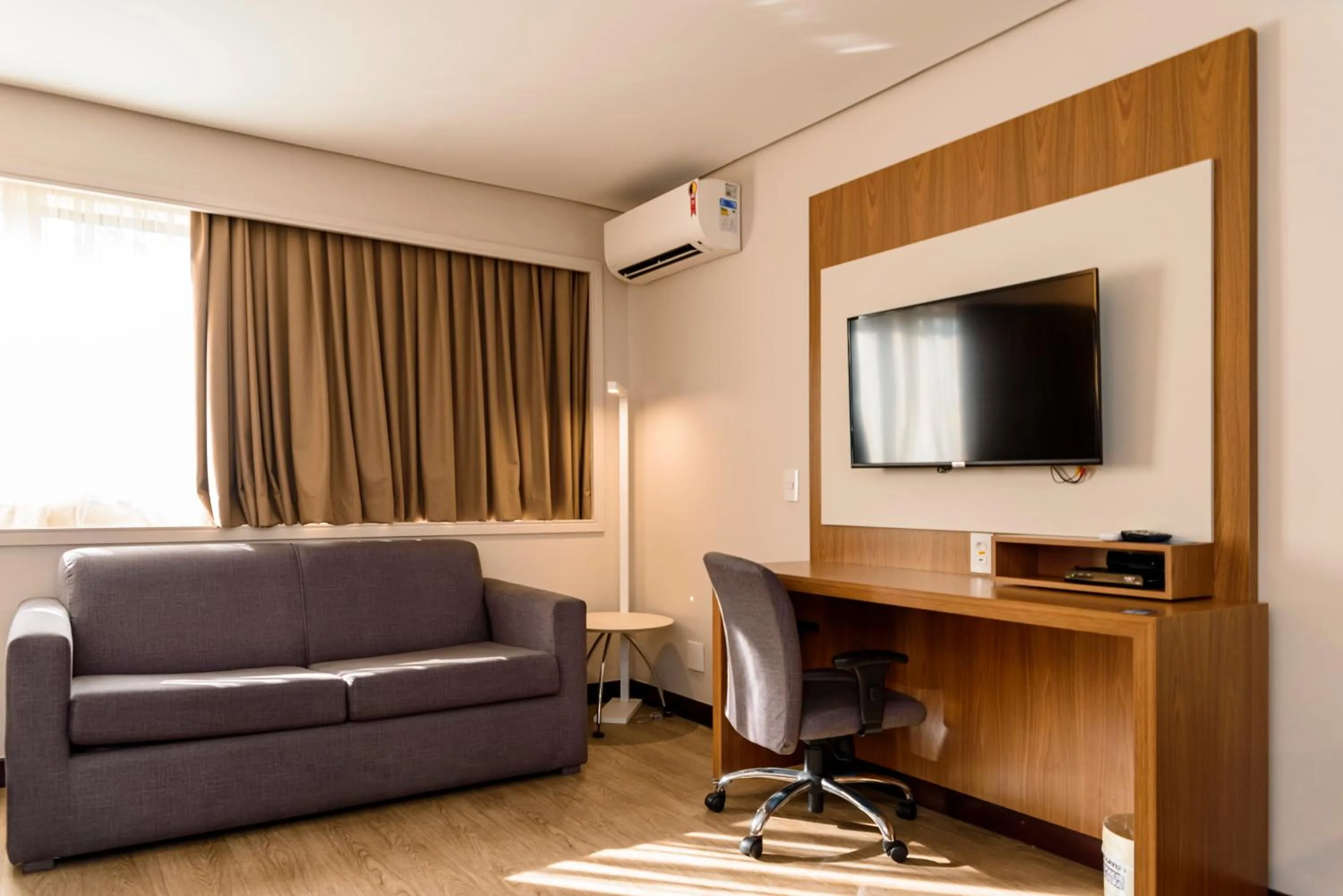 Communal lounge/ TV room in Comfort Suites Brasília