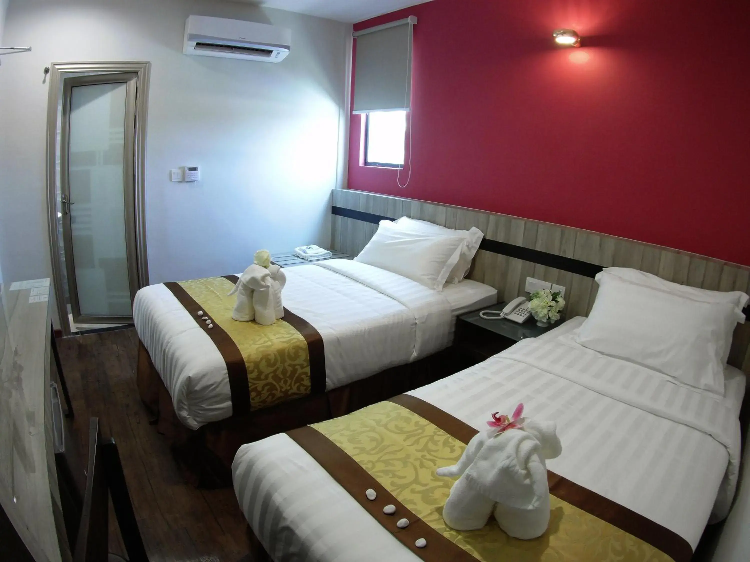 Standard Twin Room in Meriton Inn Standard Twin Room in Meriton Inn