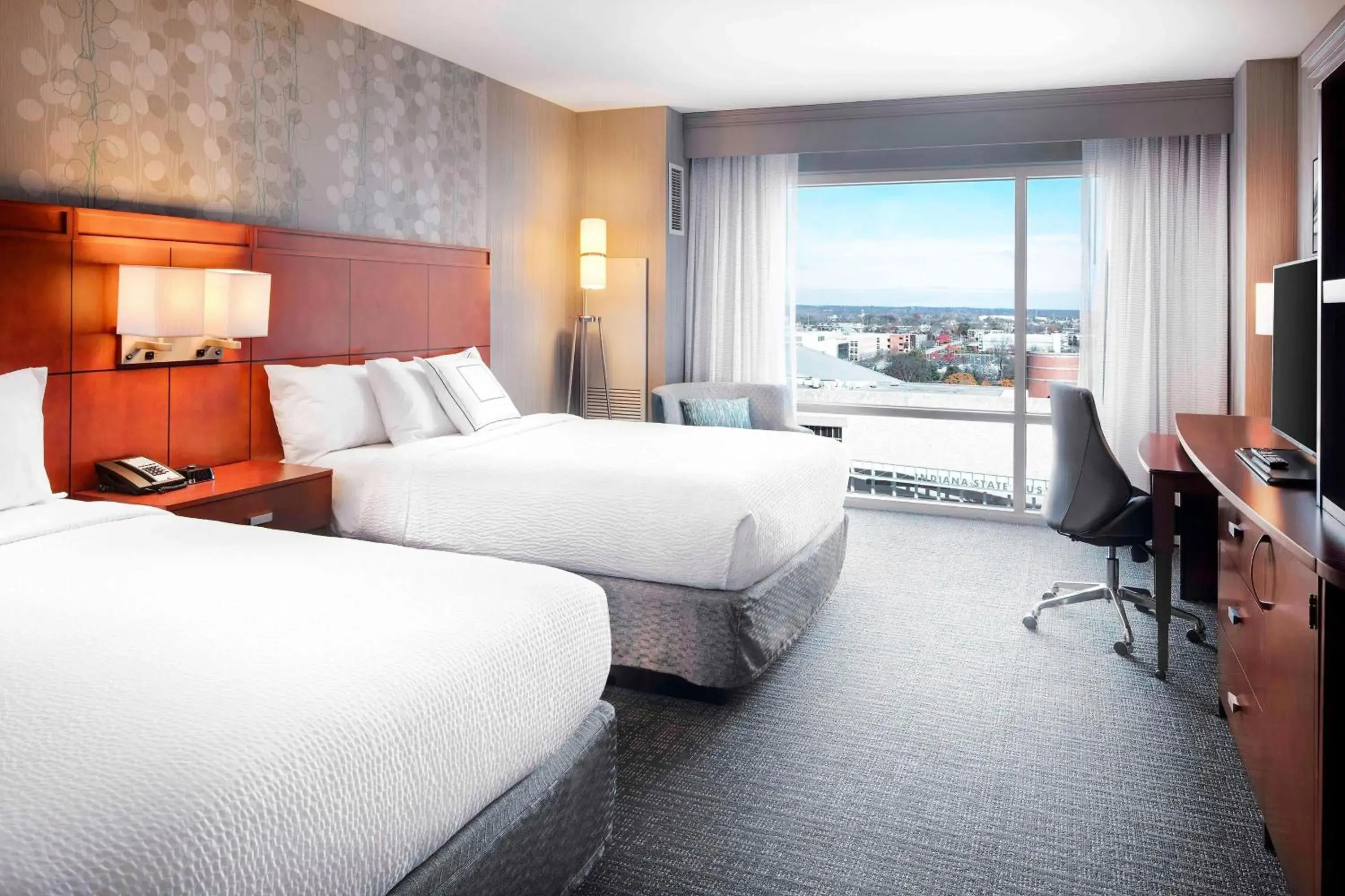 Queen Room High Floor in Courtyard Indianapolis Downtown Queen Room High Floor in Courtyard Indianapolis Downtown