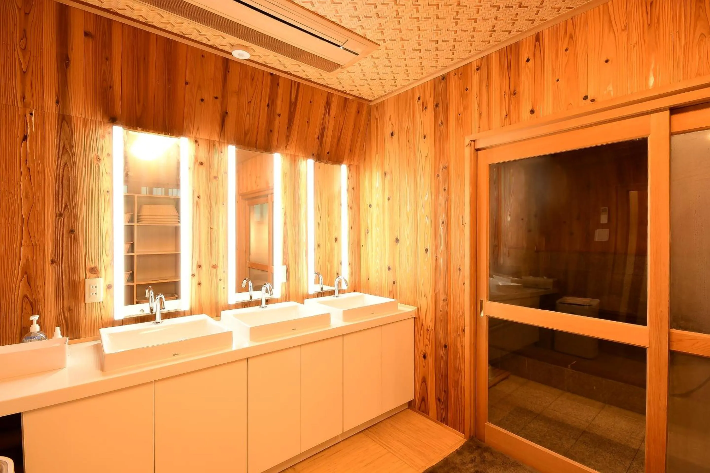 Public Bath in 高野山 宿坊 不動院 -Koyasan Shukubo Fudoin-