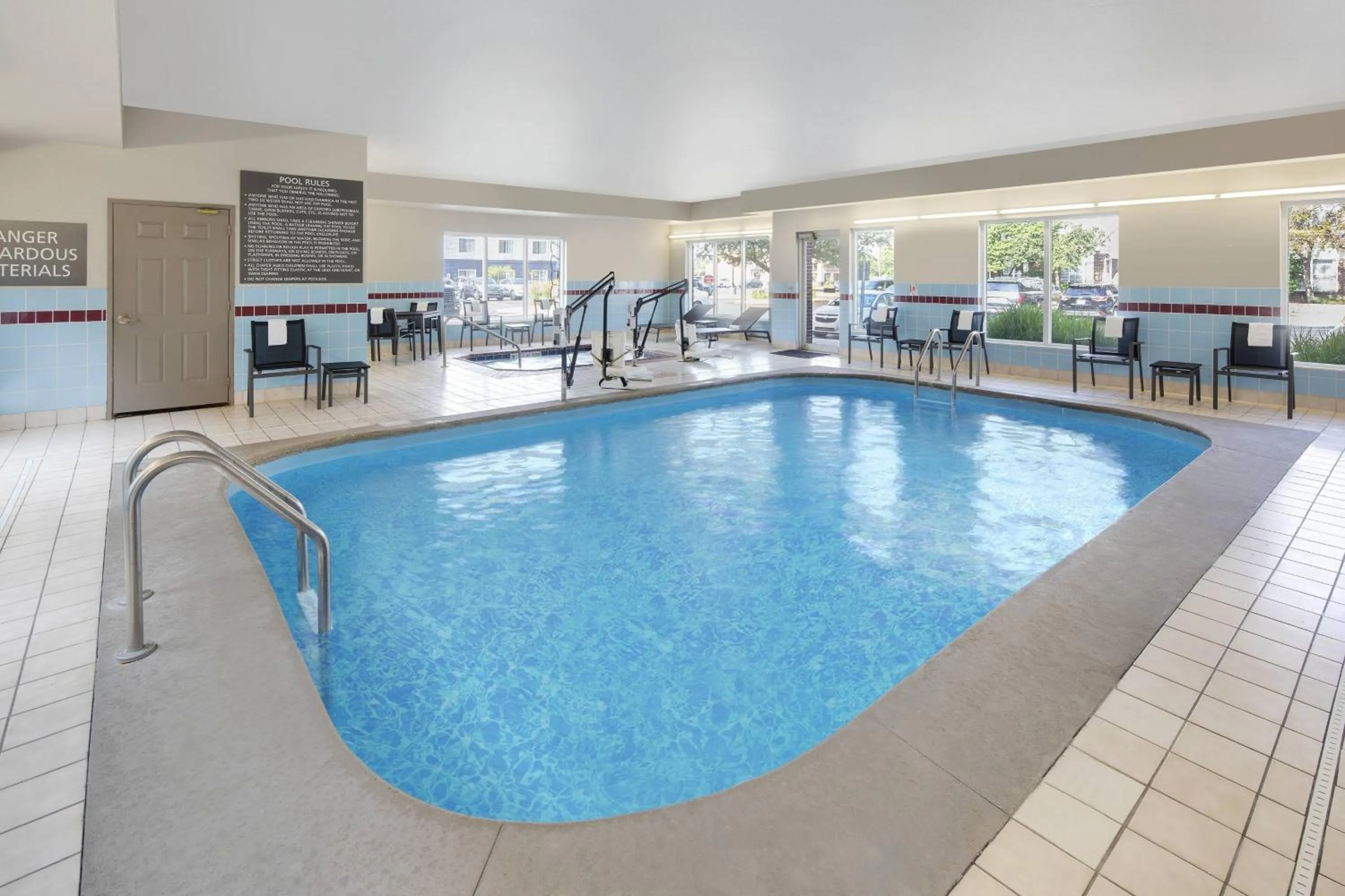 Swimming pool in Residence Inn Indianapolis Airport