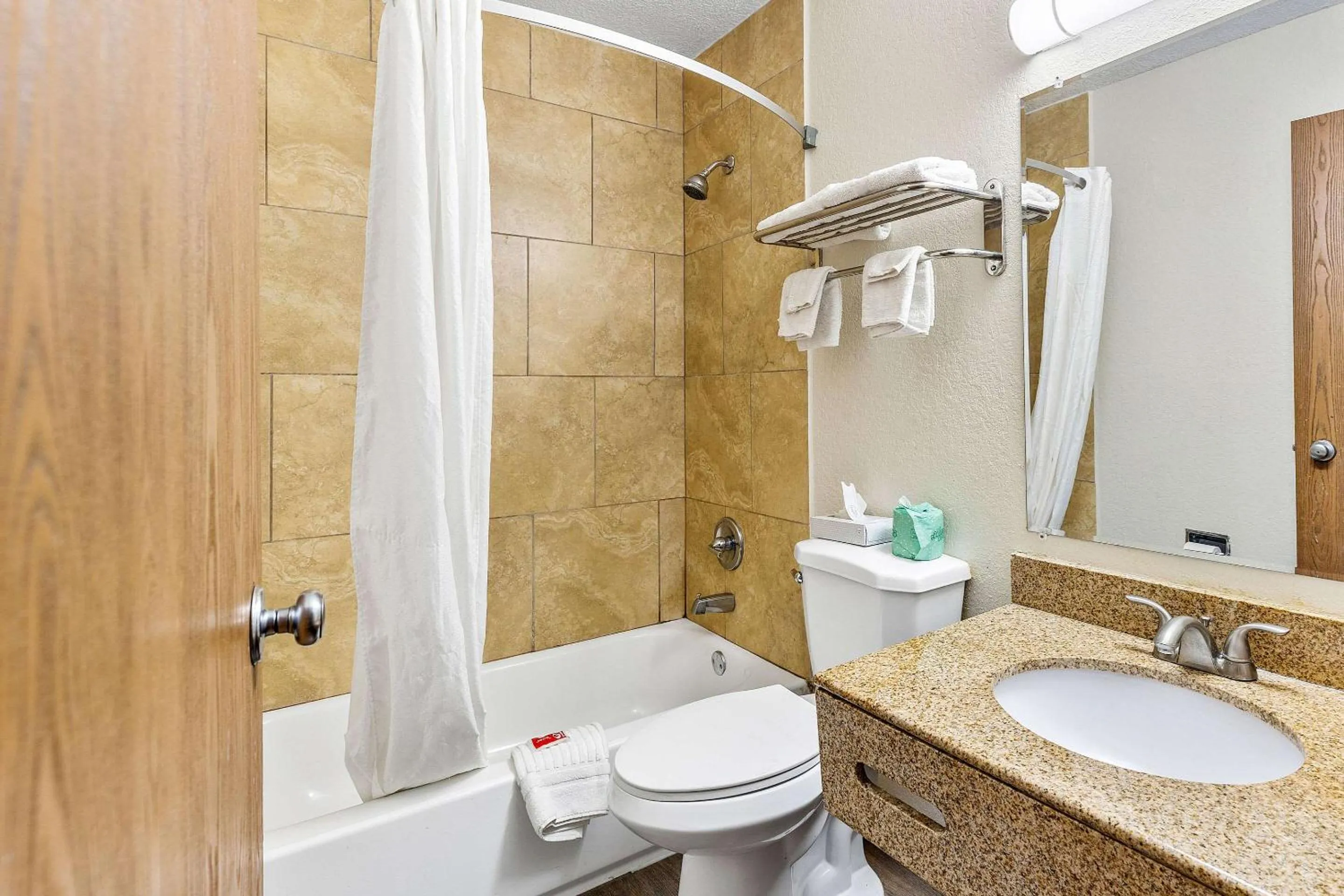 Bedroom in Econo Lodge Akron Copley Northwest