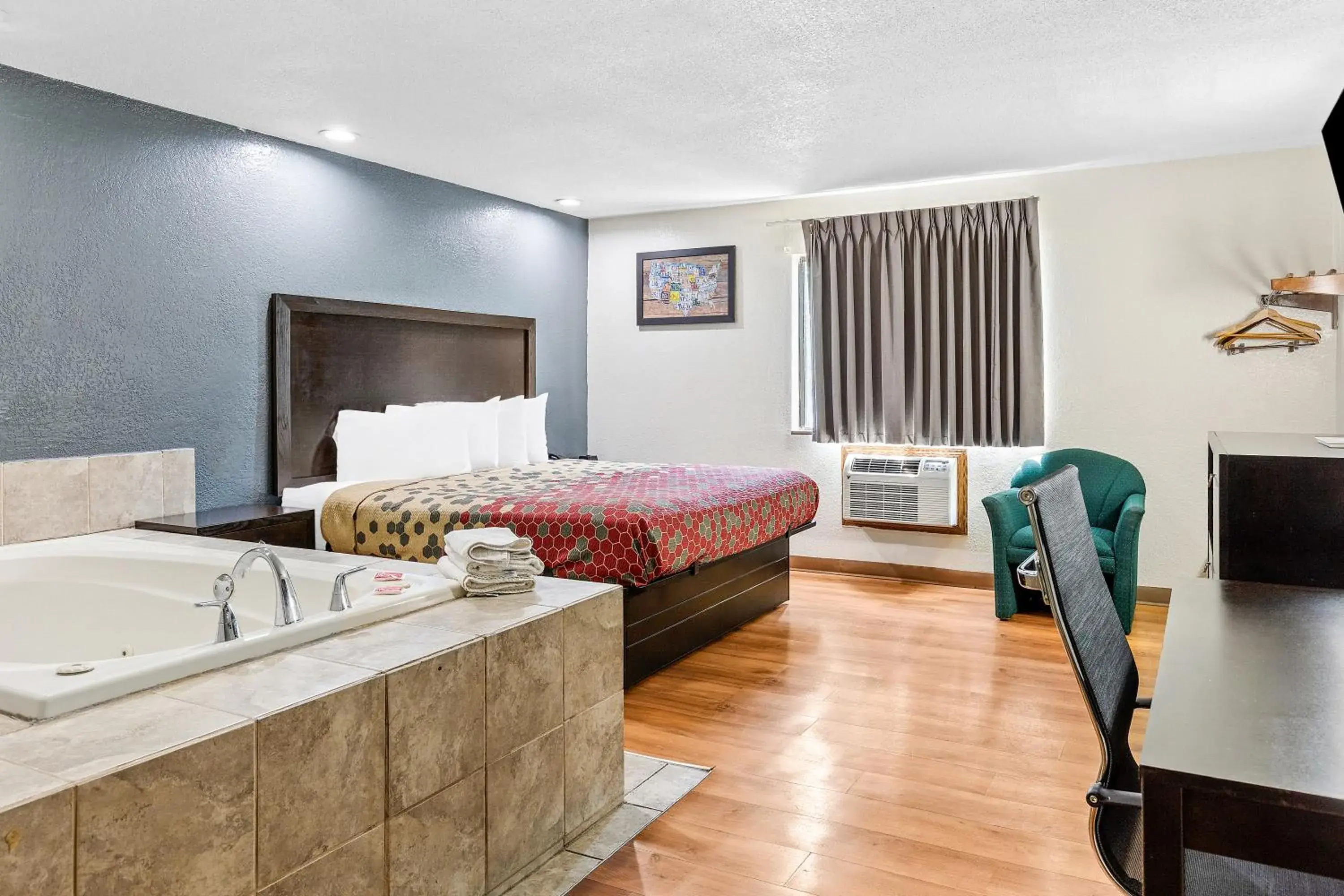 King Suite - Non Smoking in Econo Lodge Akron Copley Northwest King Suite - Non Smoking in Econo Lodge Akron Copley Northwest