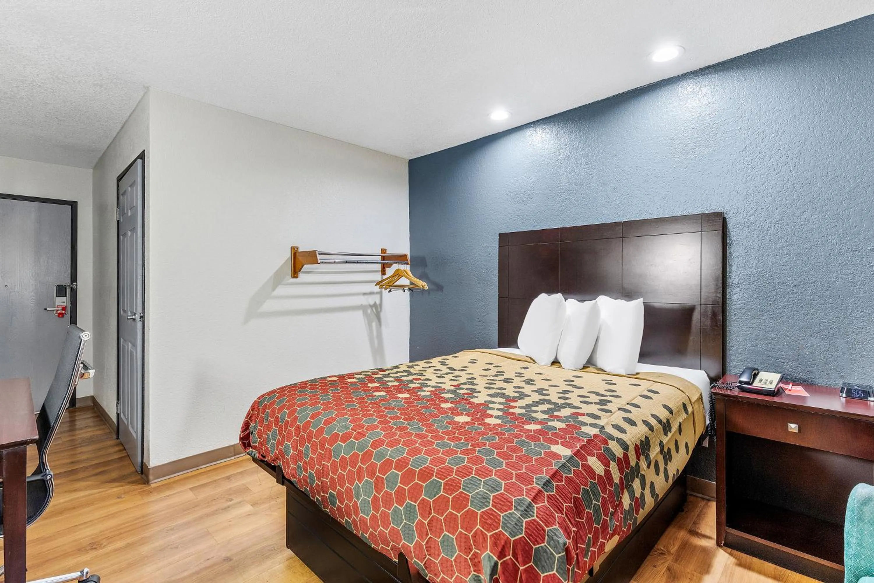 Bed in Econo Lodge Akron Copley Northwest