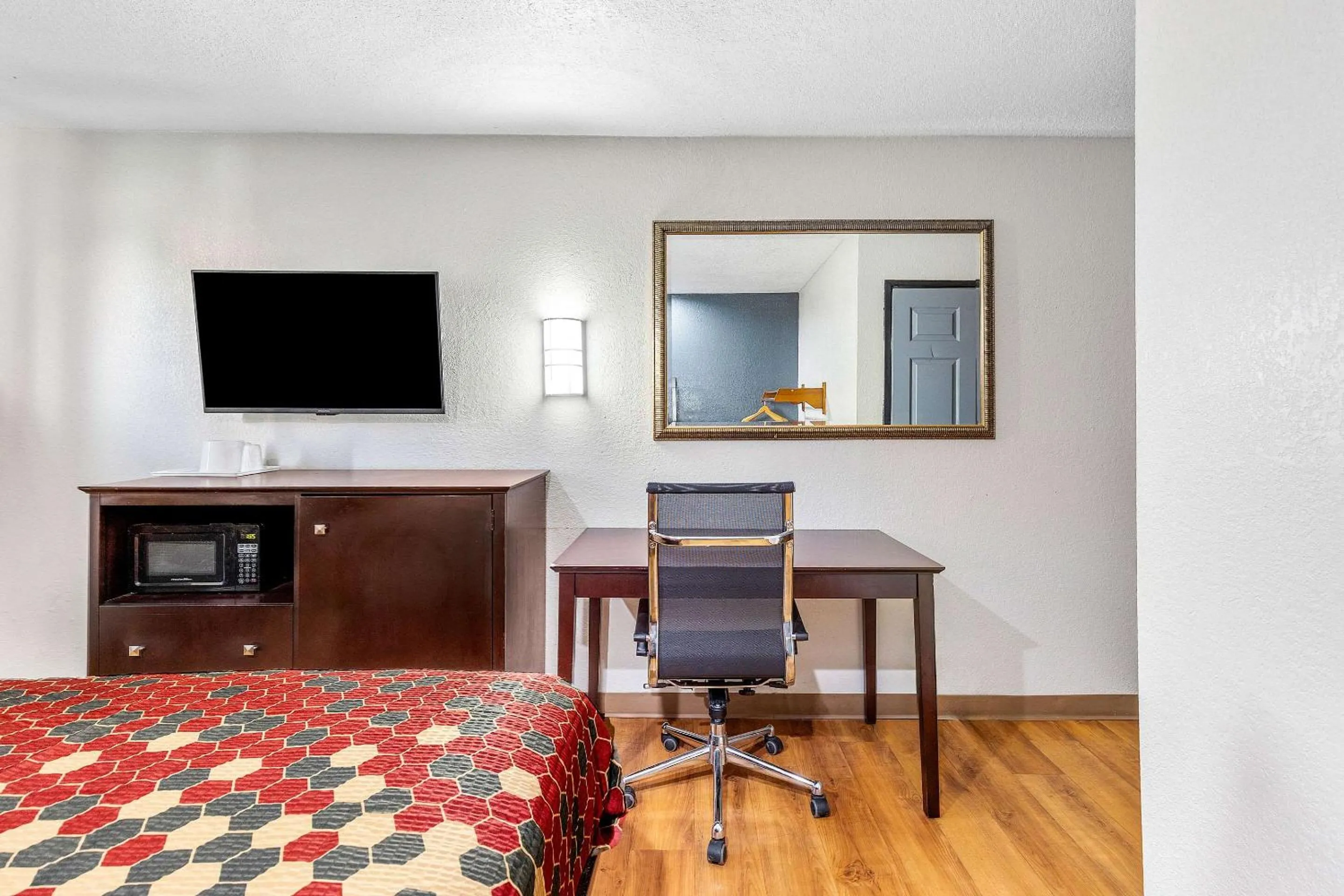 Bedroom in Econo Lodge Akron Copley Northwest