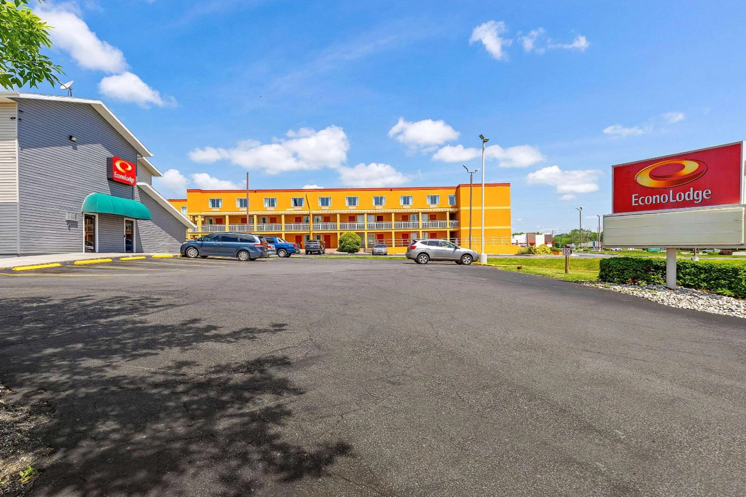 Property building in Econo Lodge Akron Copley Northwest