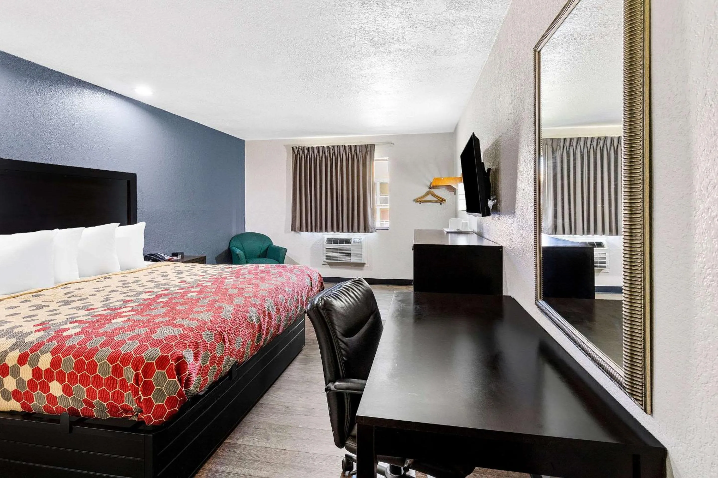 Bedroom, Bed in Econo Lodge Akron Copley Northwest