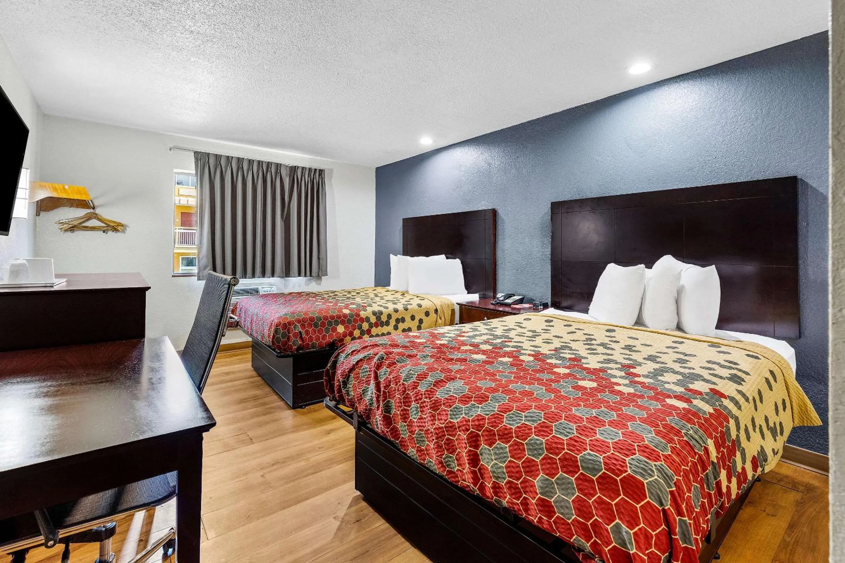 Bedroom, Bed in Econo Lodge Akron Copley Northwest