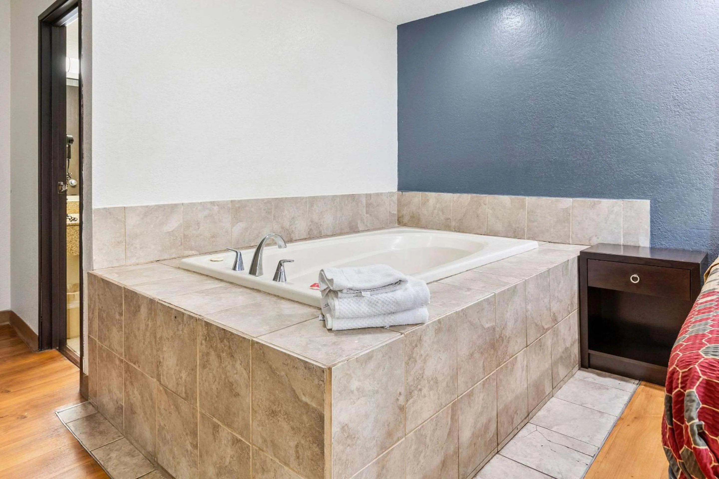 Bedroom in Econo Lodge Akron Copley Northwest