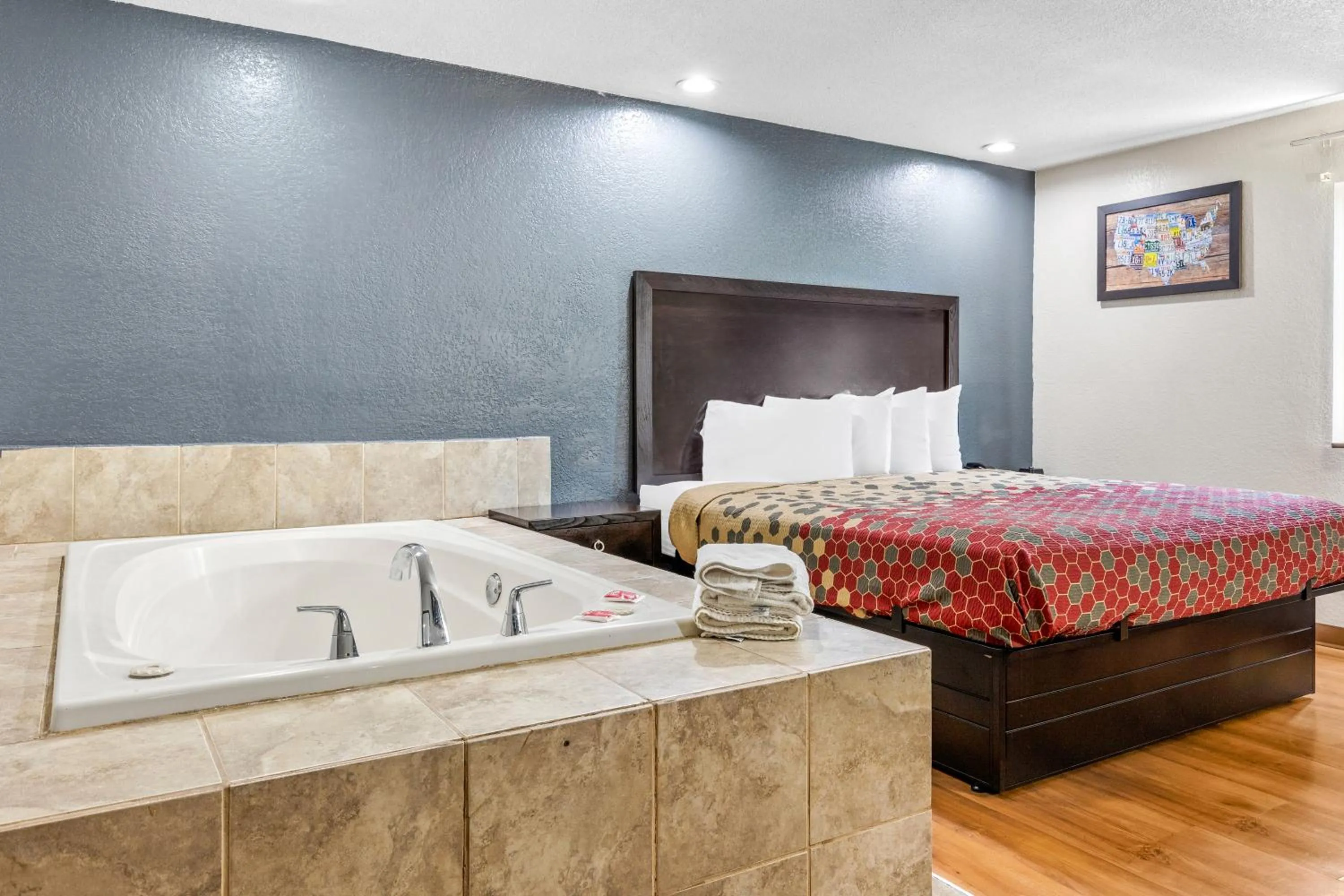 Bed in Econo Lodge Akron Copley Northwest