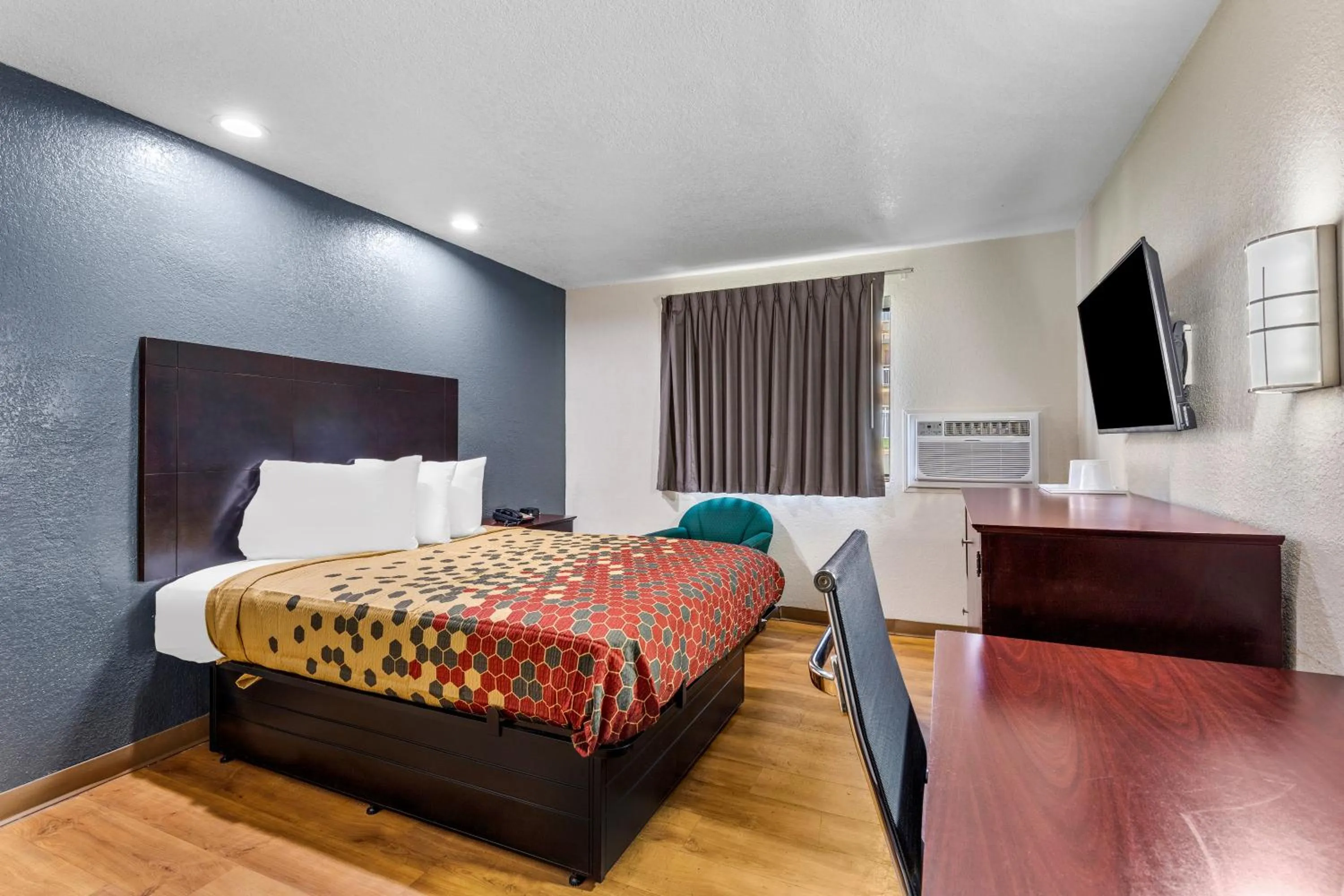 Bed in Econo Lodge Akron Copley Northwest