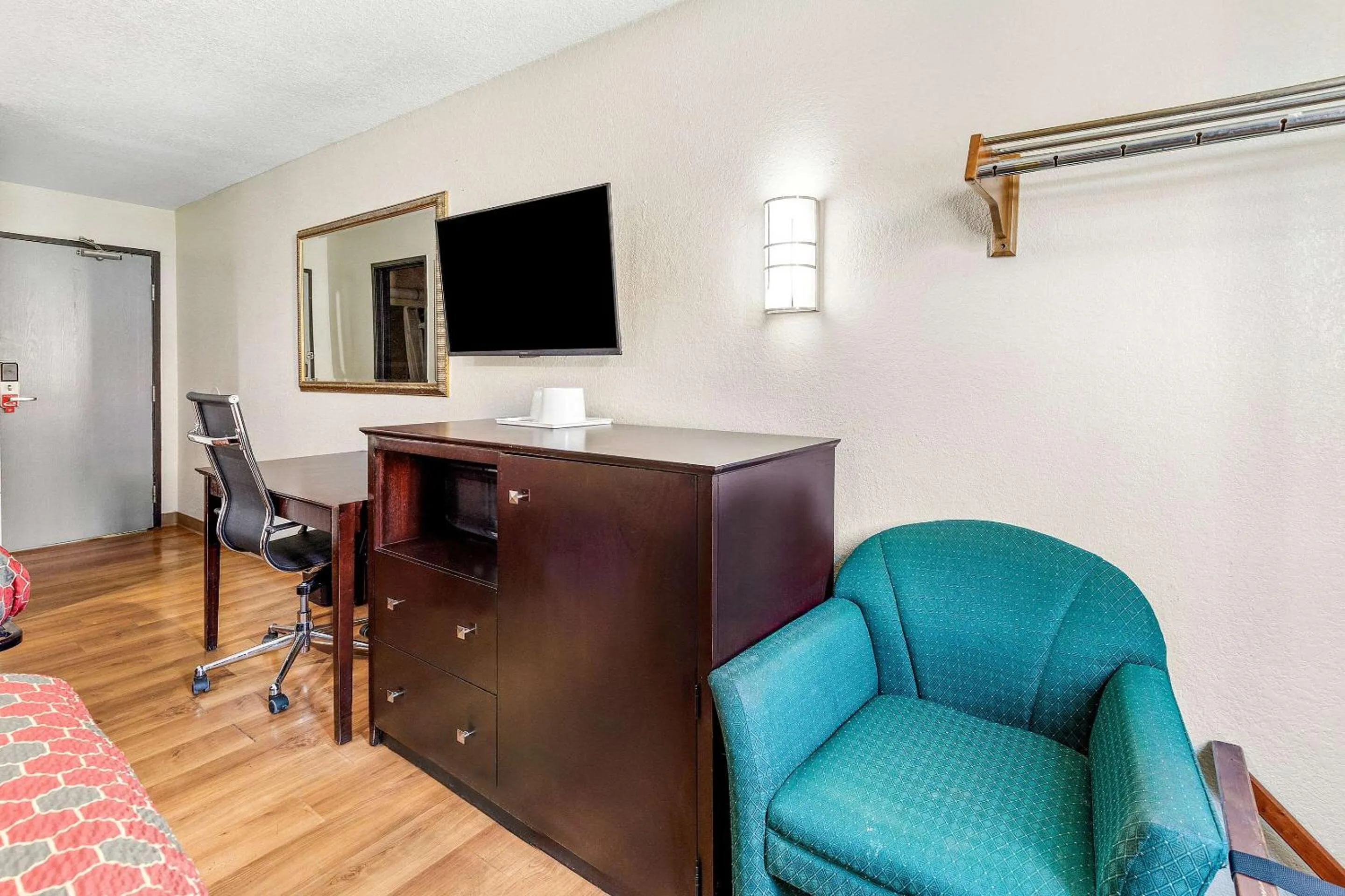 Bedroom in Econo Lodge Akron Copley Northwest