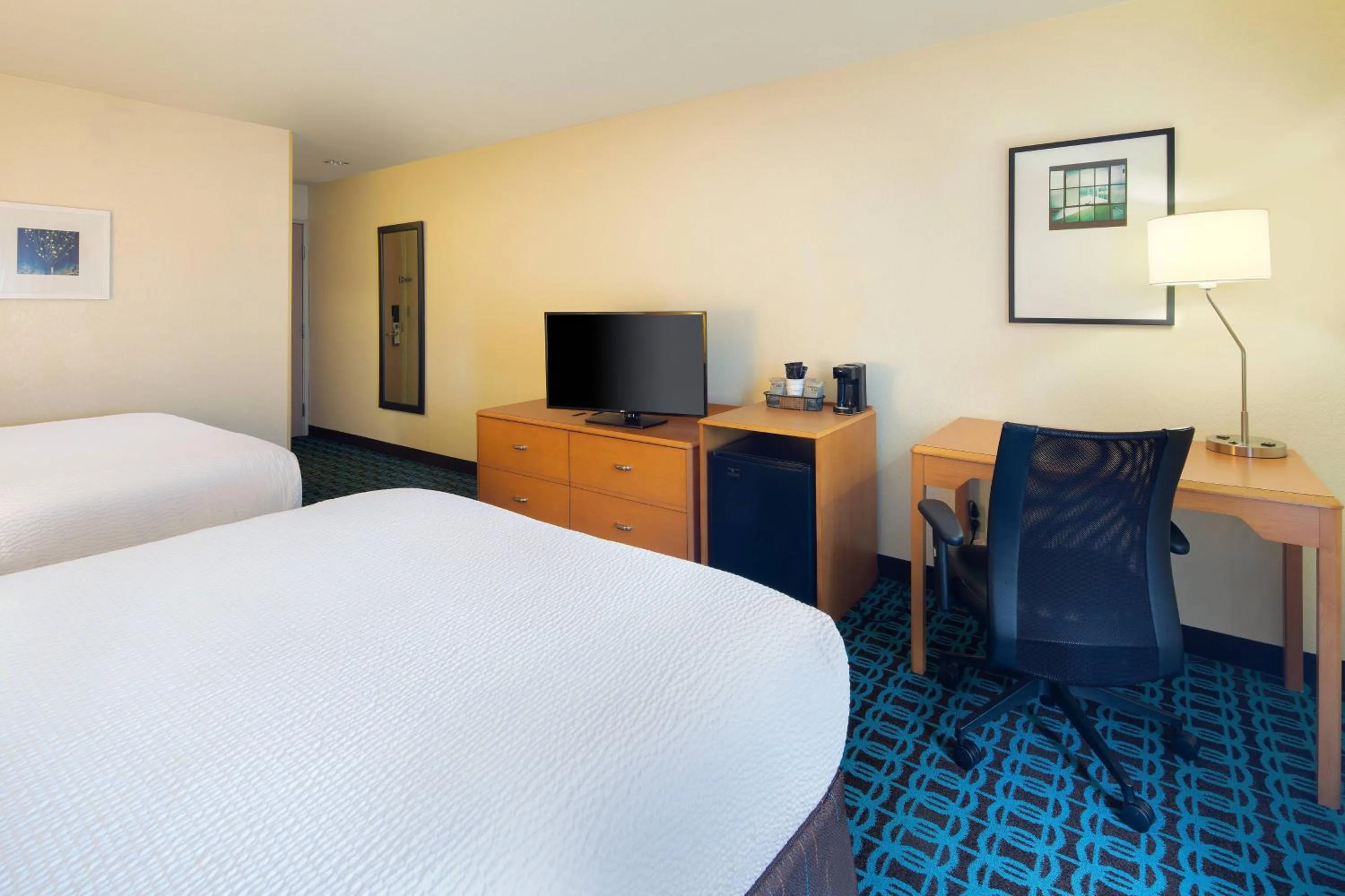 Photo of the whole room, Bed in Fairfield Inn & Suites Indianapolis Airport