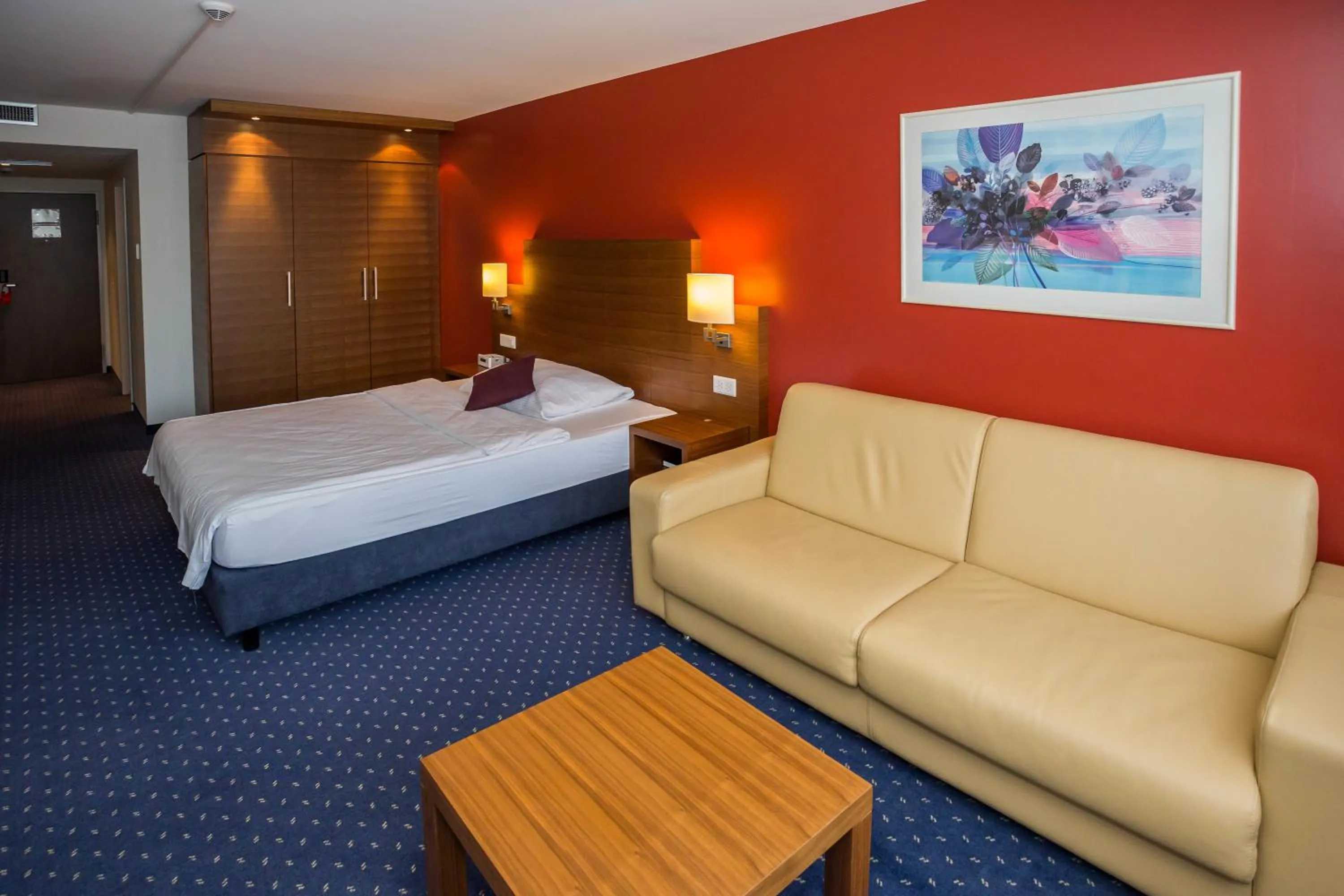 Seating area, Bed in Hotel Höri Inn