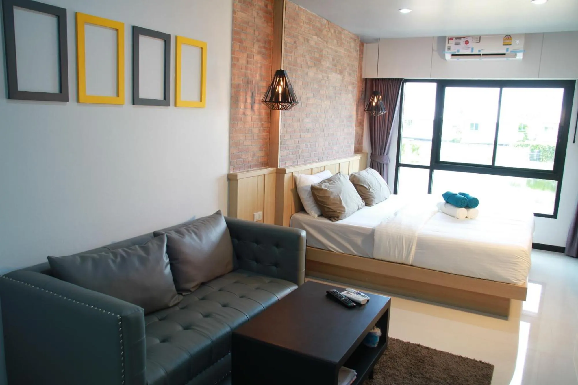 Photo of the whole room, Bed in Bangkok Boutique Resort Rangsit