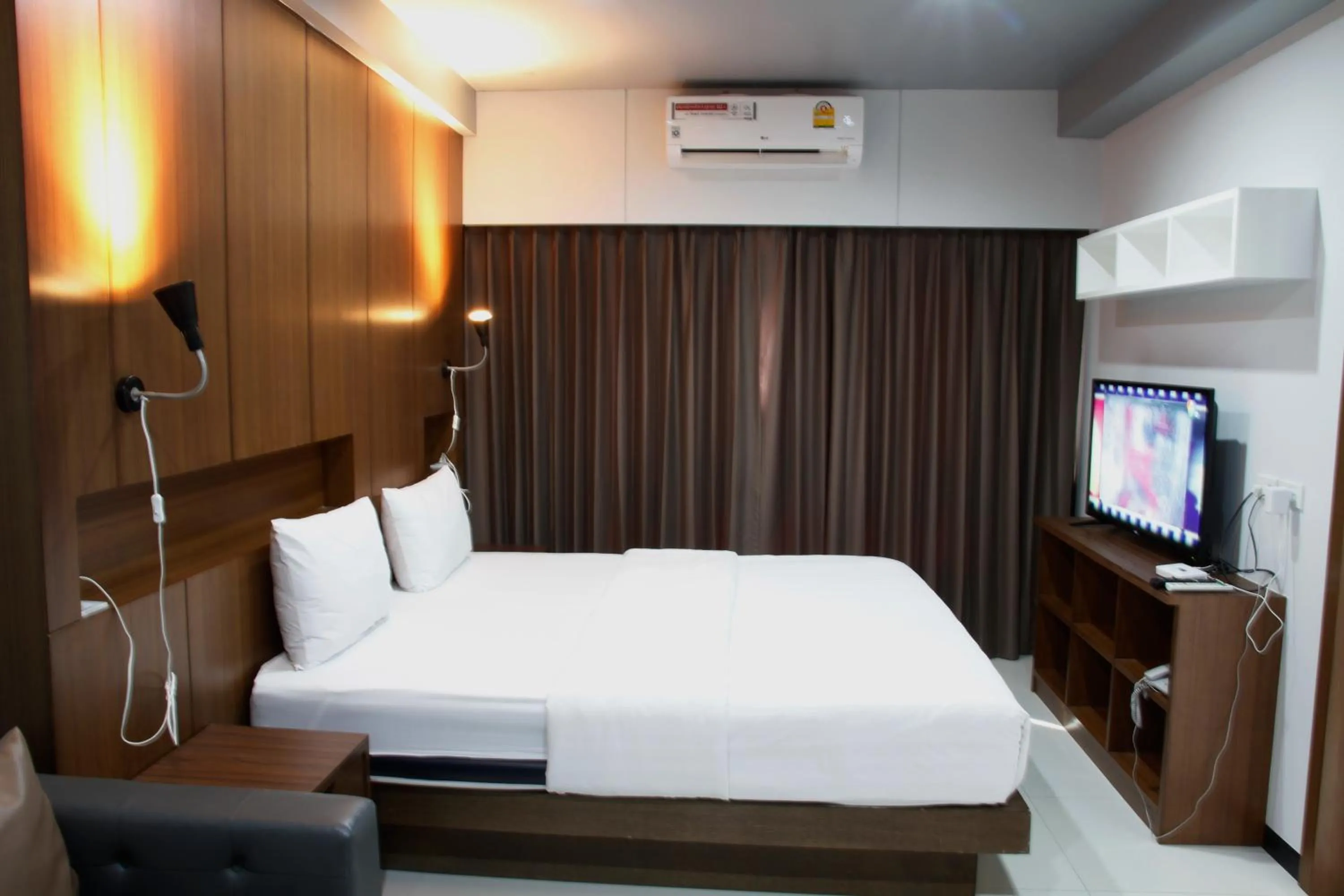 Photo of the whole room, Bed in Bangkok Boutique Resort Rangsit