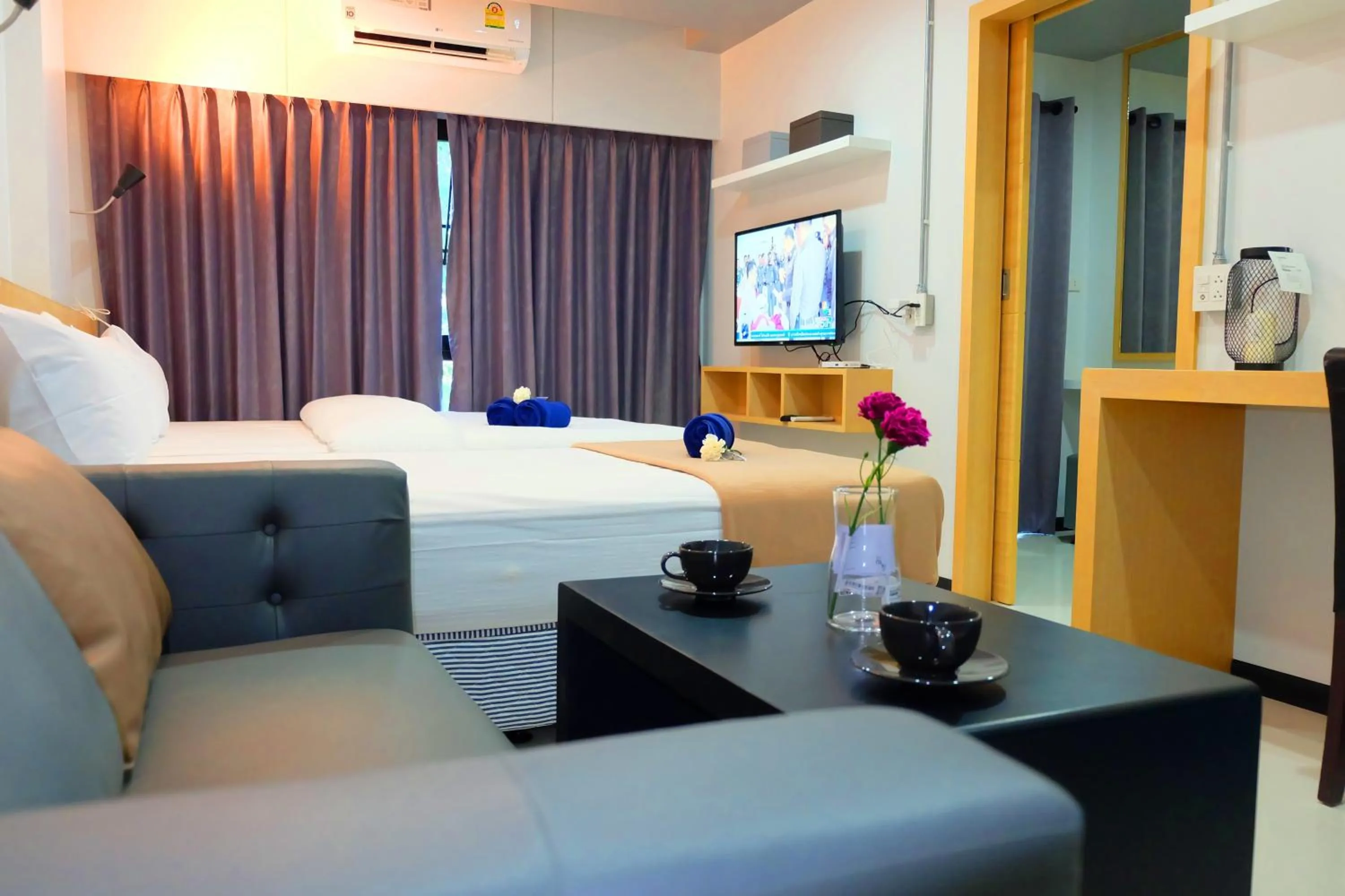 Photo of the whole room, Bed in Bangkok Boutique Resort Rangsit