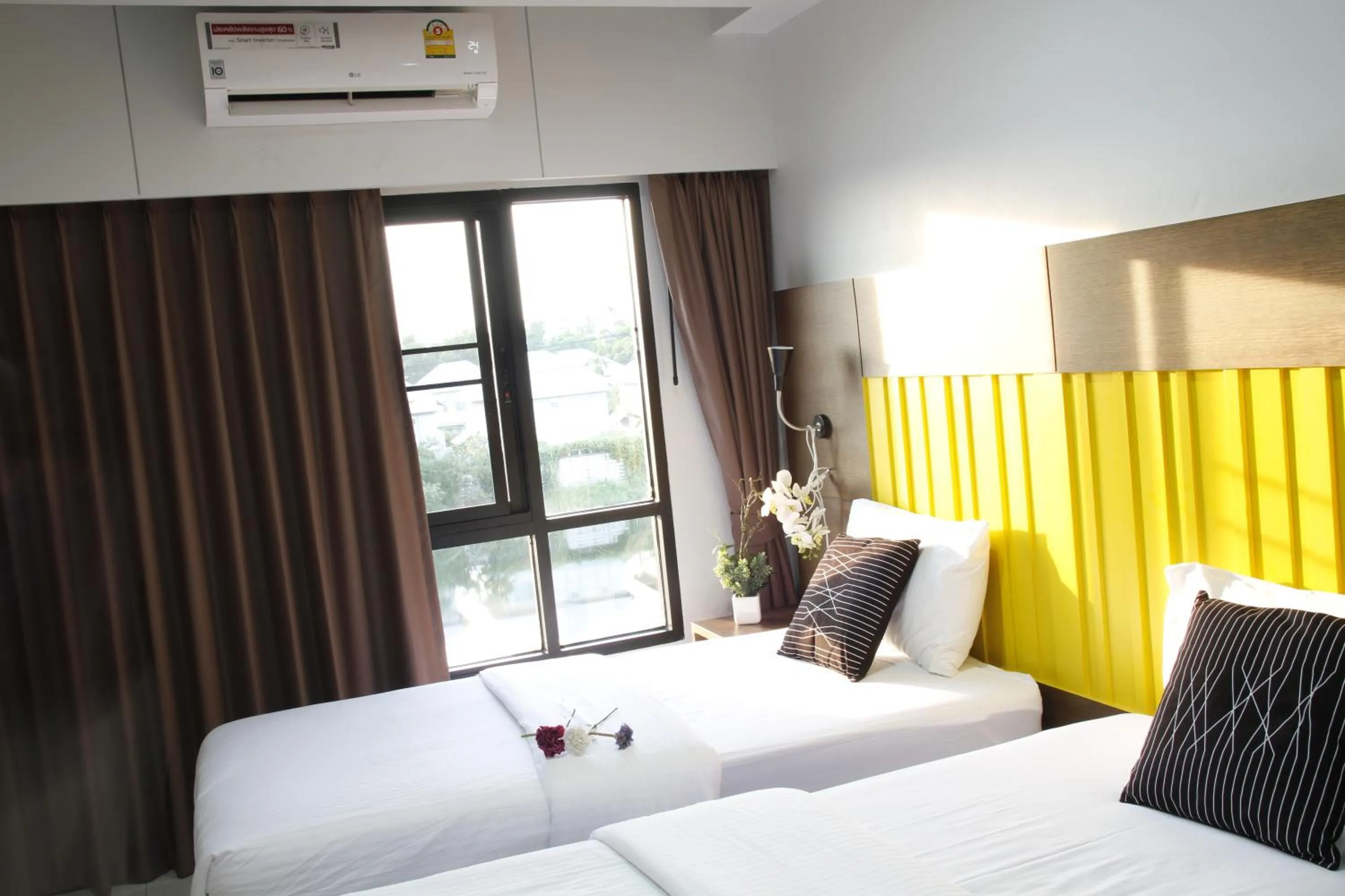 Photo of the whole room, Bed in Bangkok Boutique Resort Rangsit