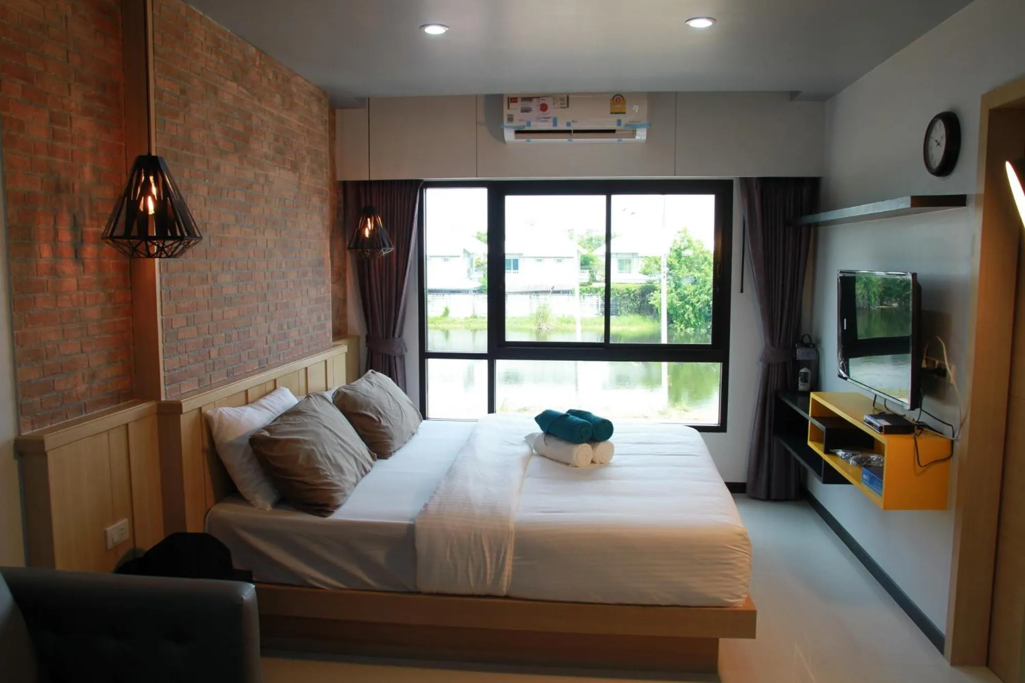 Photo of the whole room, Bed in Bangkok Boutique Resort Rangsit