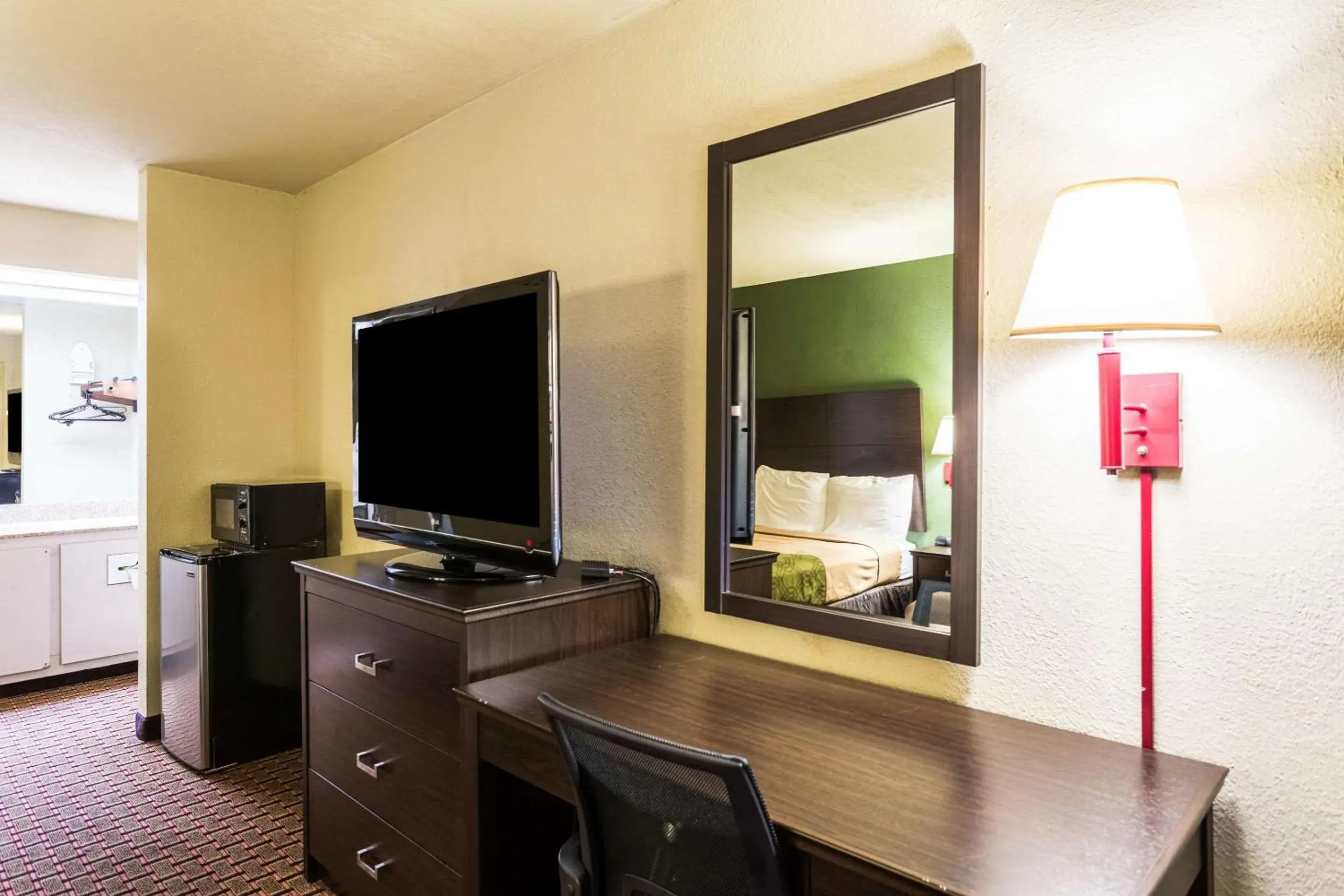 Photo of the whole room, TV/Entertainment Center in Econo Lodge - Oxmoor